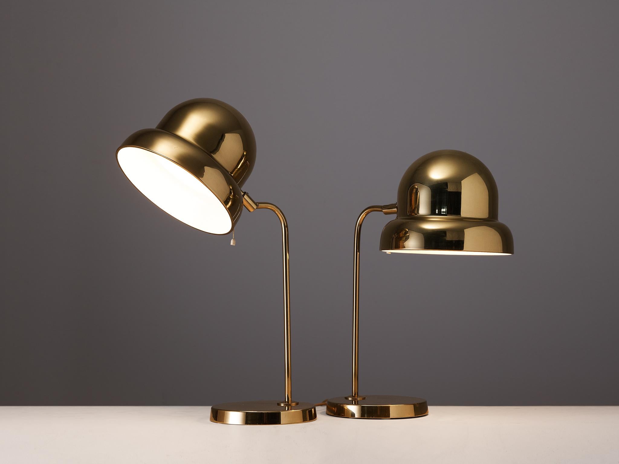Bergboms, pair of desk / table lamps model ‘B 120M’, metal, brass, Sweden, 1960s.

This delicate pair of table lamps of Swedish origin embodies a splendid construction of round shapes and delicate lines. The shade is well-executed showing a