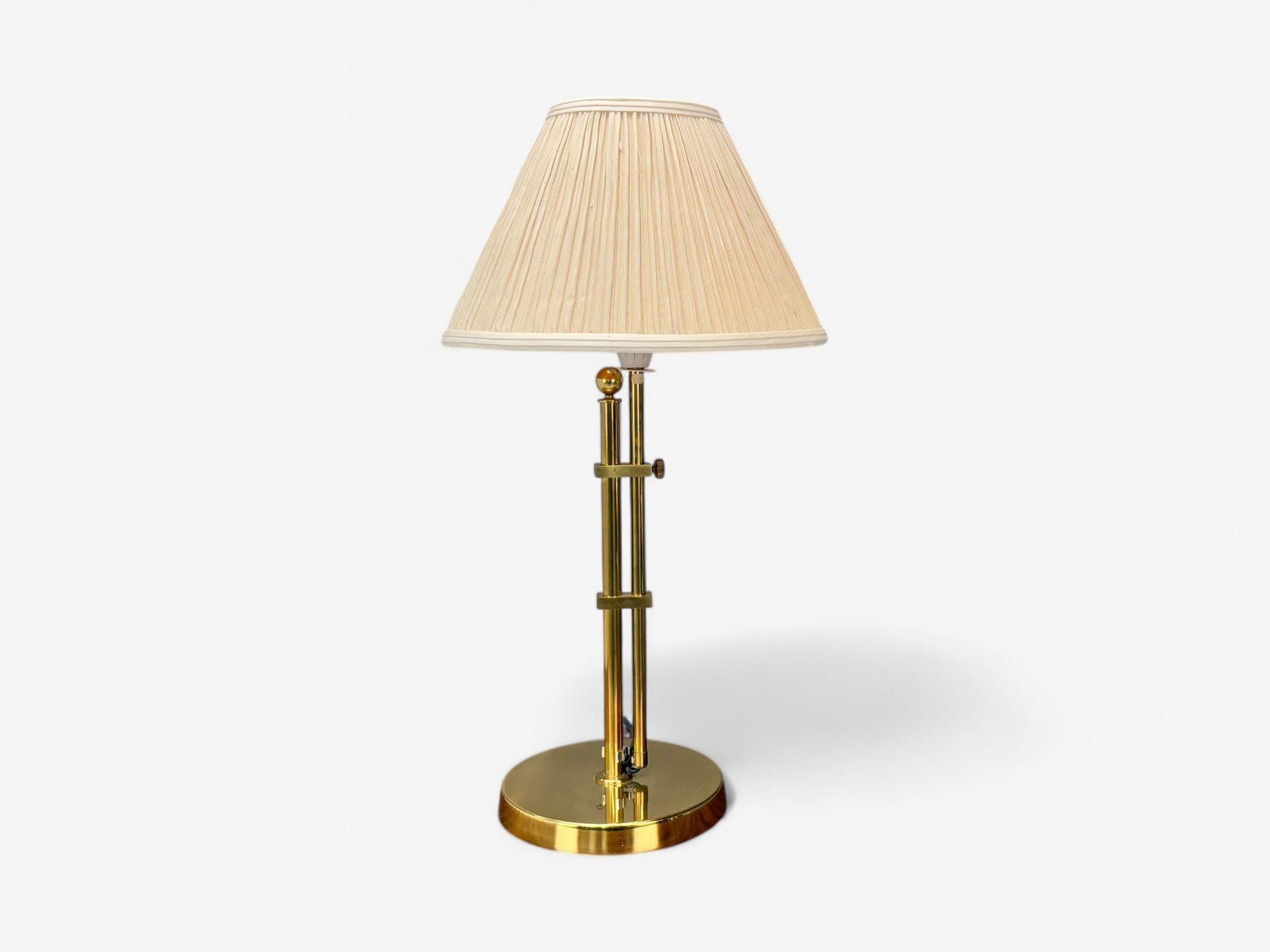 Bergboms, moderne suédois, laiton, tissu, lampe de table ajustable, Suède, années 1980

Lampe de table réglable en laiton, modèle B131, conçue et produite par Bergboms, Suède, vers les années 1980. Cet exemplaire est vendu avec son abat-jour en