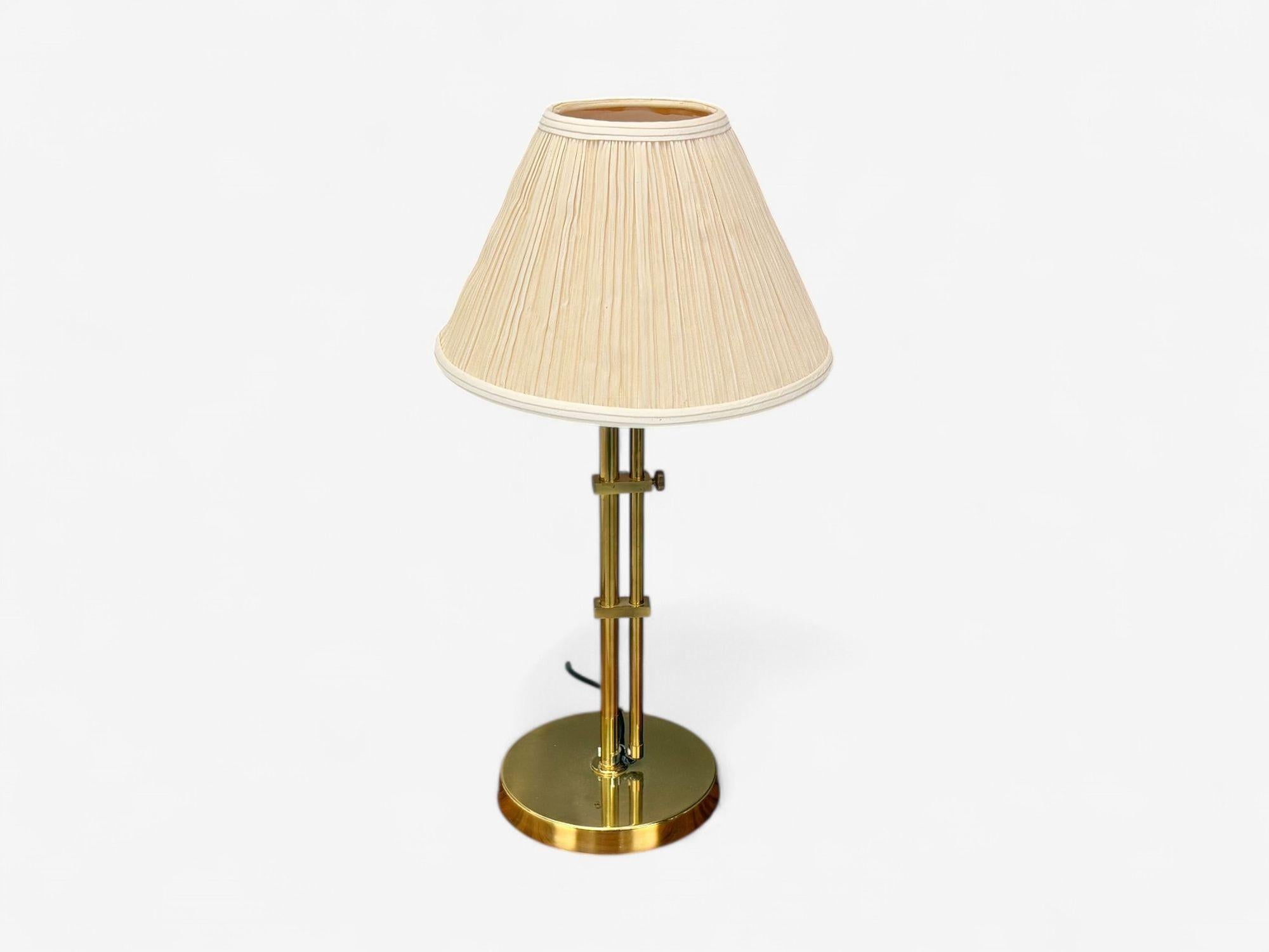 Mid-Century Modern Bergboms, moderne suédois, laiton, tissu, lampe de table ajustable, Suède, années 1980 en vente