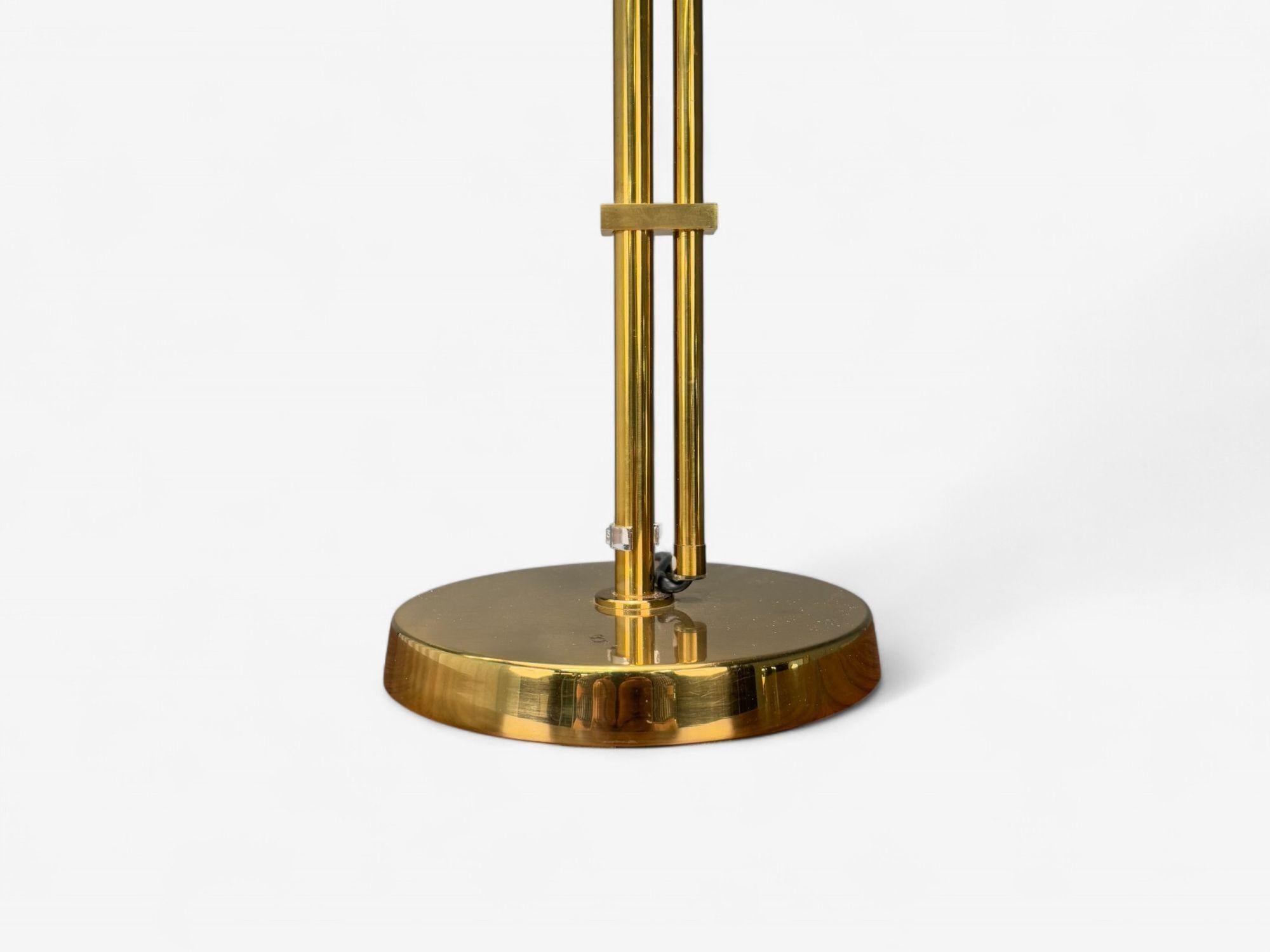 Bergboms, moderne suédois, laiton, tissu, lampe de table ajustable, Suède, années 1980 Bon état - En vente à Manhasset, NY