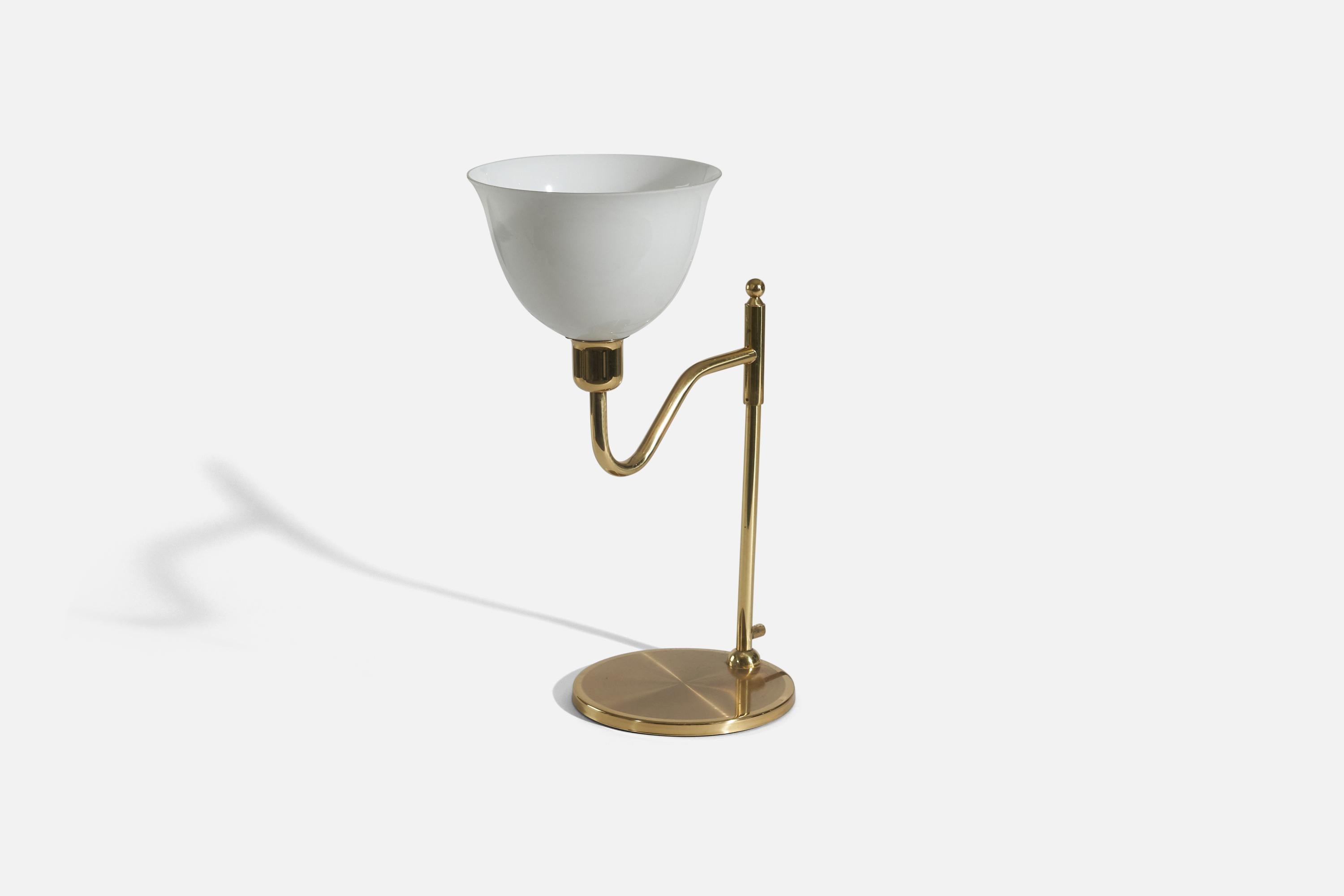 A brass and glass table lamp designed and produced by Bergboms, Sweden, c. 1970s.

Socket takes standard E-26 medium base bulb.
The maximum wattage stated on the fixture is 60.