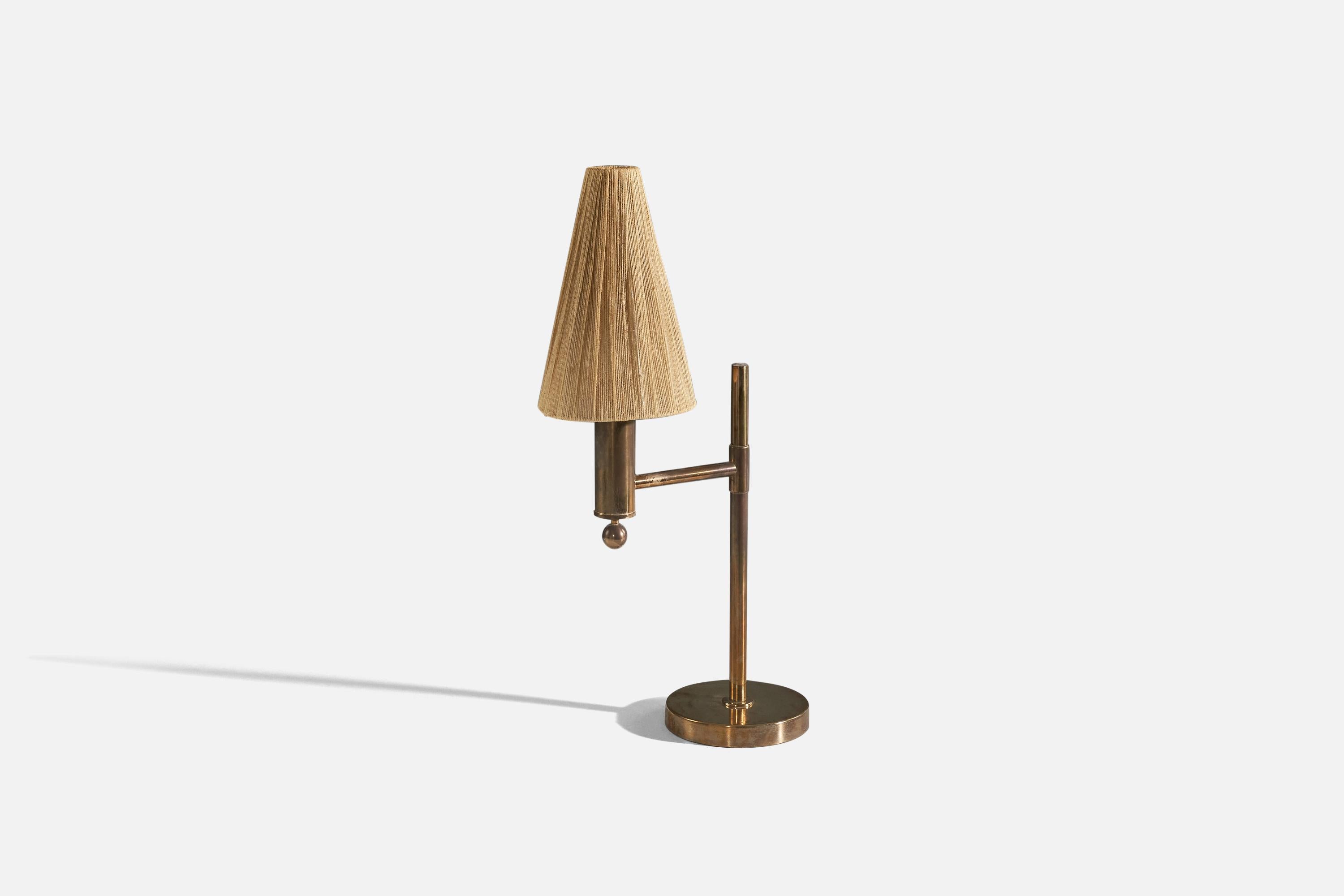 Lampe de table en laiton et corde conçue et produite par Bergboms, Suède, c. 1960s. 

Vendu avec abat-jour. 
Dimensions de la lampe (pouces) : 15.75 x 6,25 x 10,25 (H x L x P)
Dimensions de l'abat-jour (pouces) : 2 x 6,25 x 9,75 (T x B x