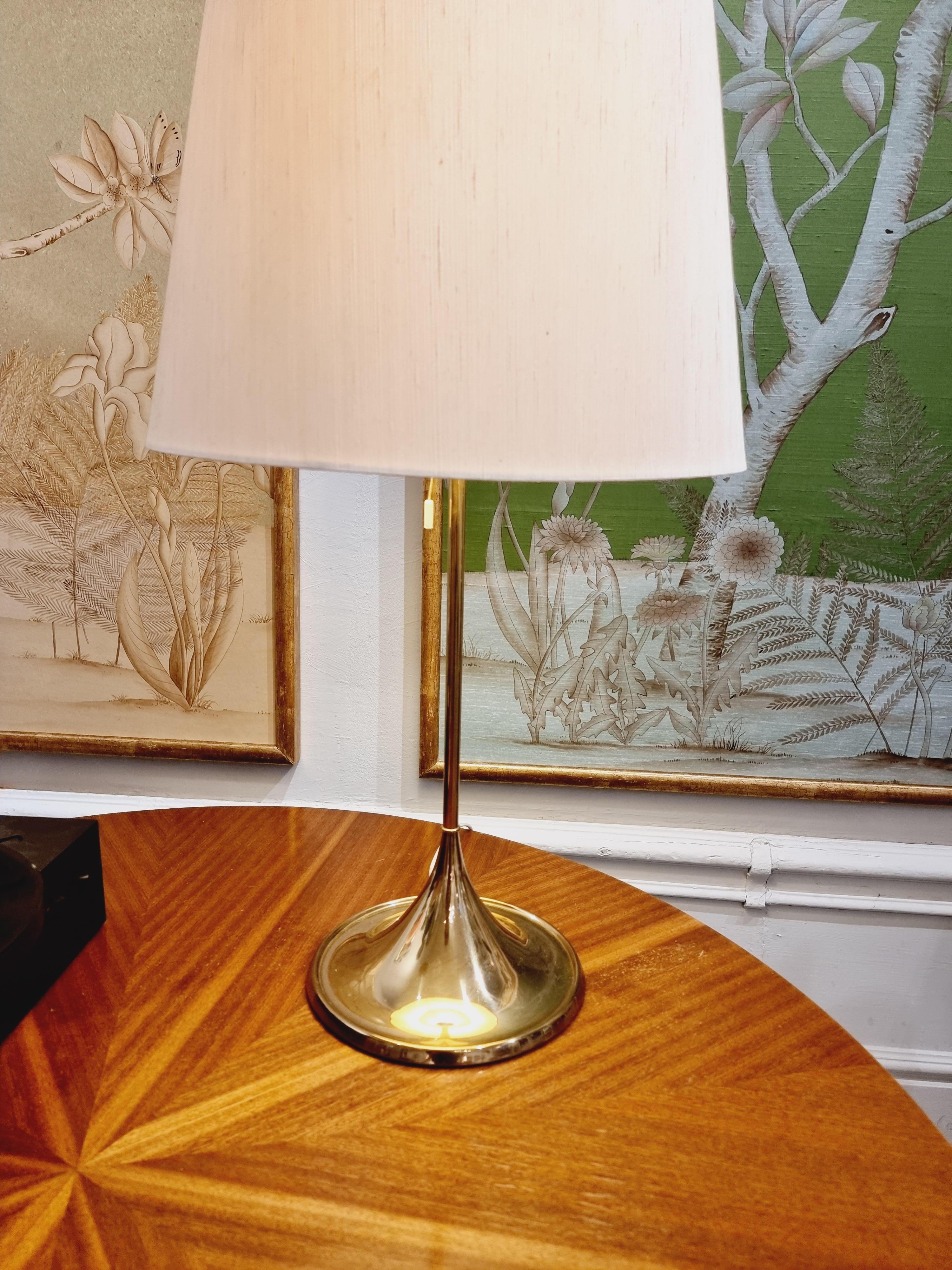Table lamp model B-024 in brass by Bergboms, Swedish Midcentury Modern 1960s. With original shade. Shade diam. 38 cm. 

All original parts, with nice patina. Normal signs of age and wear. Shade with smaller, vague discoloration. 