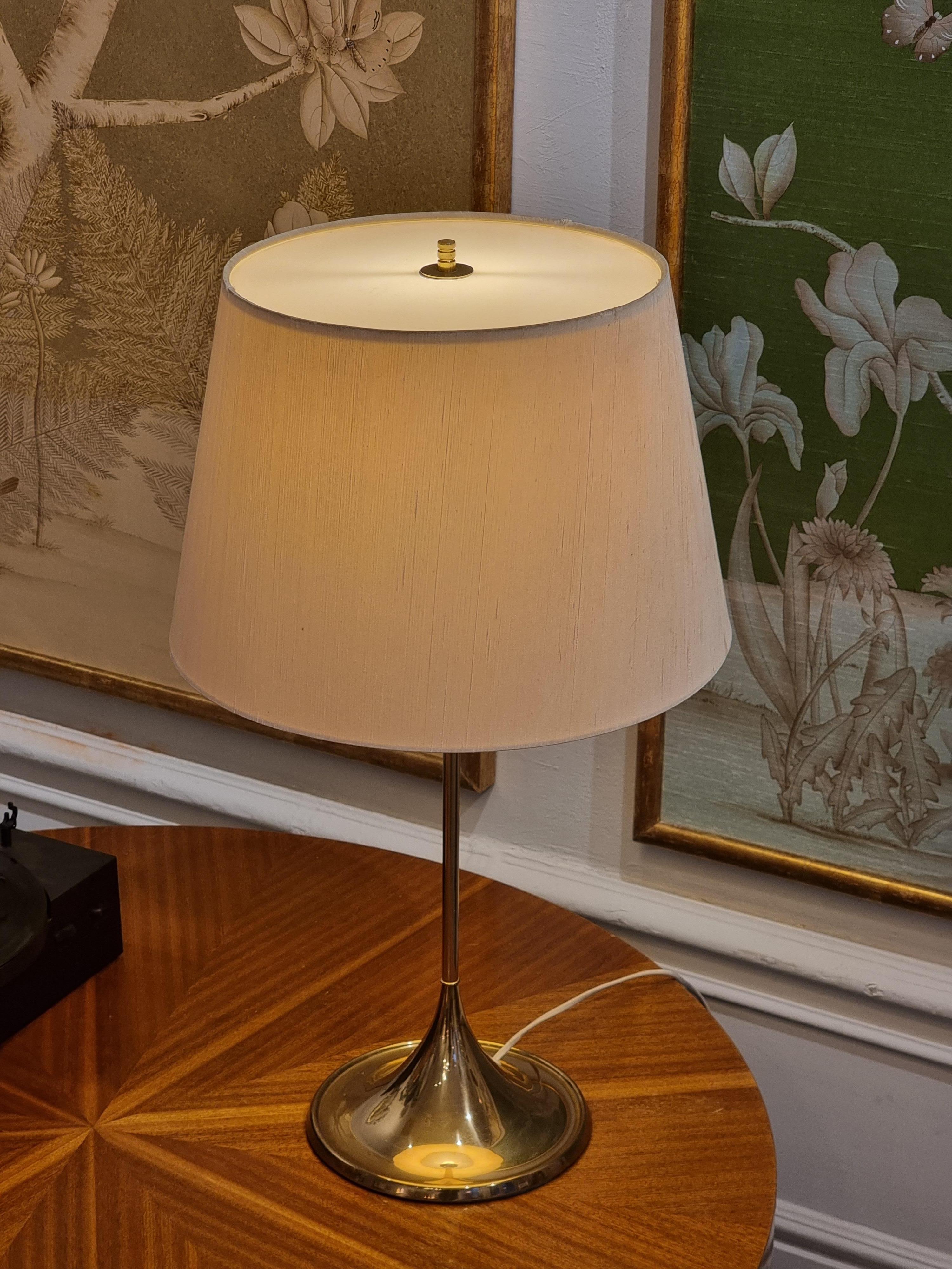 Bergboms table lamp in brass, org. shade, model B-024, Scandinavian Modern 1960s In Good Condition For Sale In Stockholm, SE