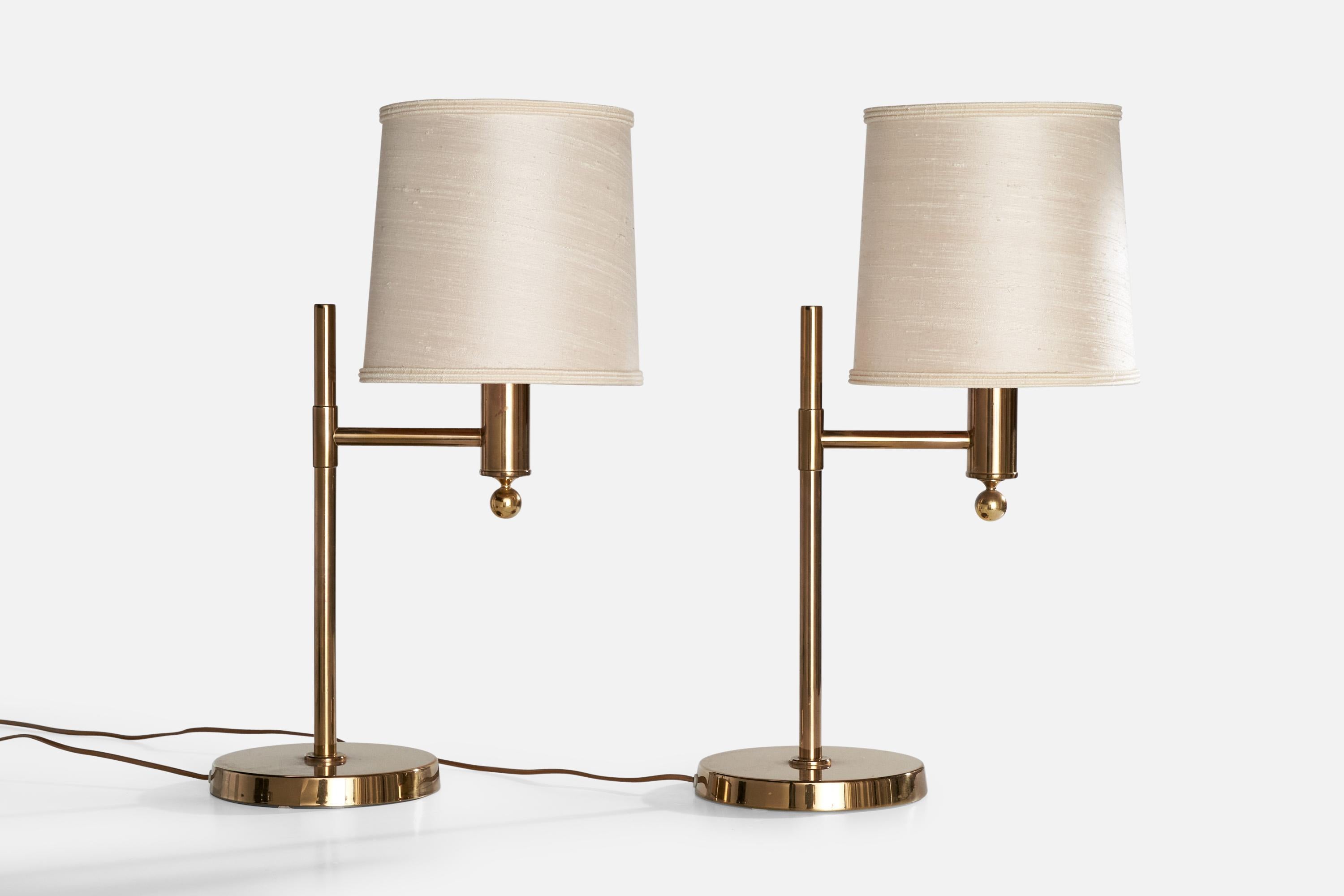 Paire de lampes de table en laiton et tissu de soie blanche produites par Bergboms, Suède, c. années 1970.

Dimensions de la lampe avec abat-jour (pouces) : 22