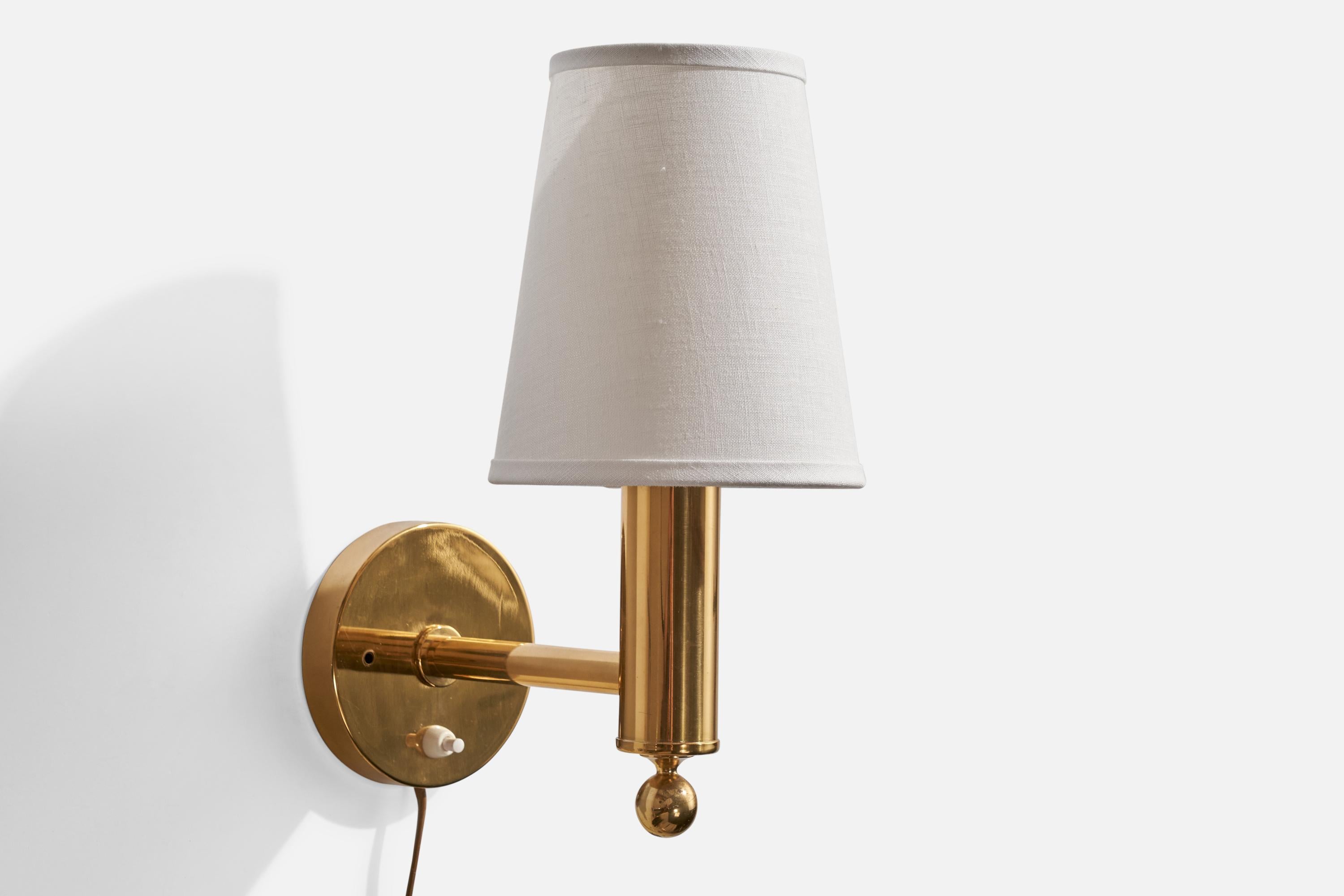 A brass and white fabric wall light produced by Bergboms, Sweden, c. 1970s.

Overall Dimensions (inches):  9.875” H x  6.125” W x  9.875” D

Back Plate Dimensions (Inches): 4.75 ” H x 4.75” W x .875” D

Bulb Specifications: E-26 

Number of Sockets