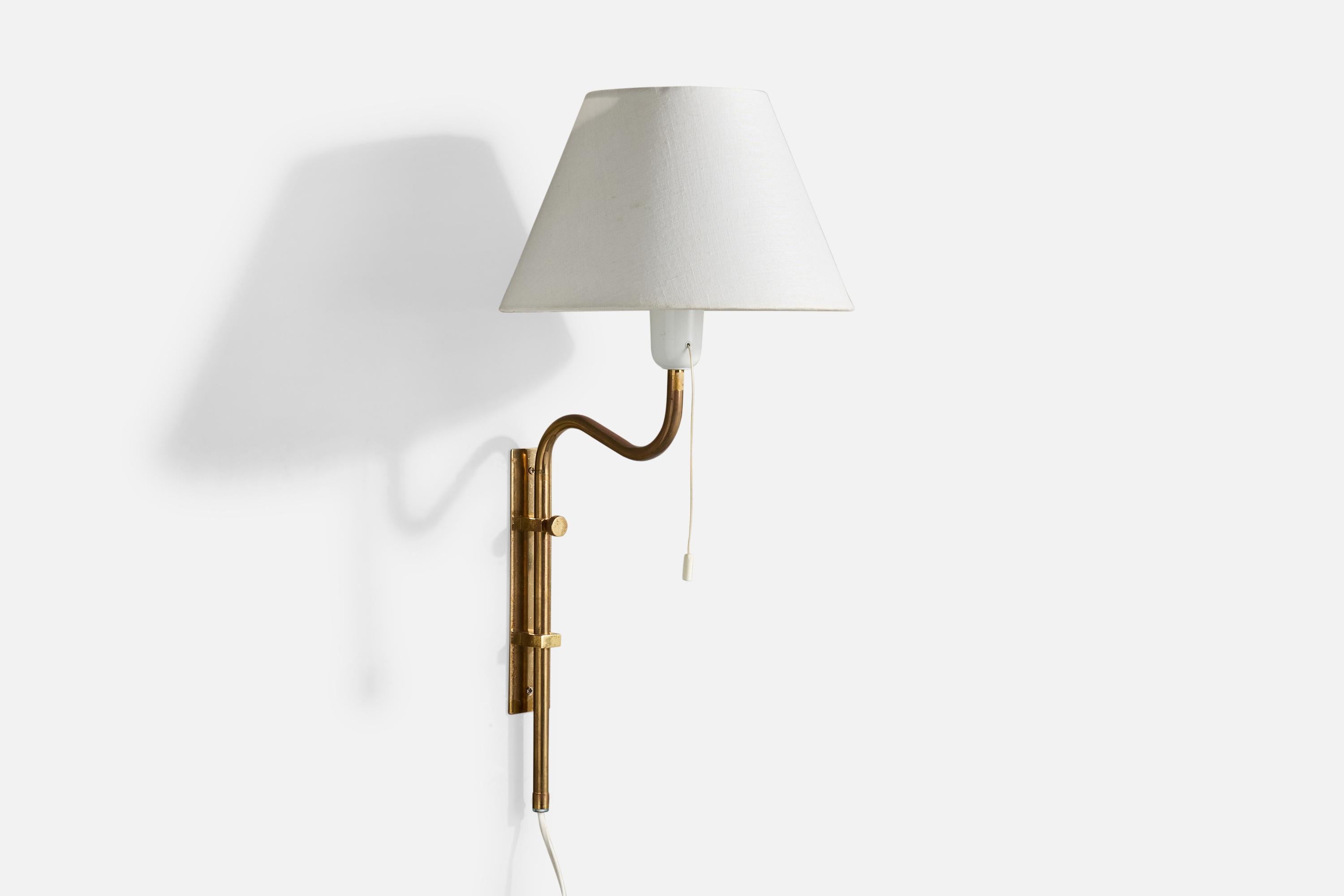 An adjustable brass and white fabric wall light produced by Bergboms, Sweden, c. 1970s.

Overall Dimensions (Inches): 22.5” H x 10” W x 11“ D

Back Plate Dimensions (Inches): 7.9” H x 1.625“ W x .125” D

Bulb Specifications: E-26

Number of Sockets