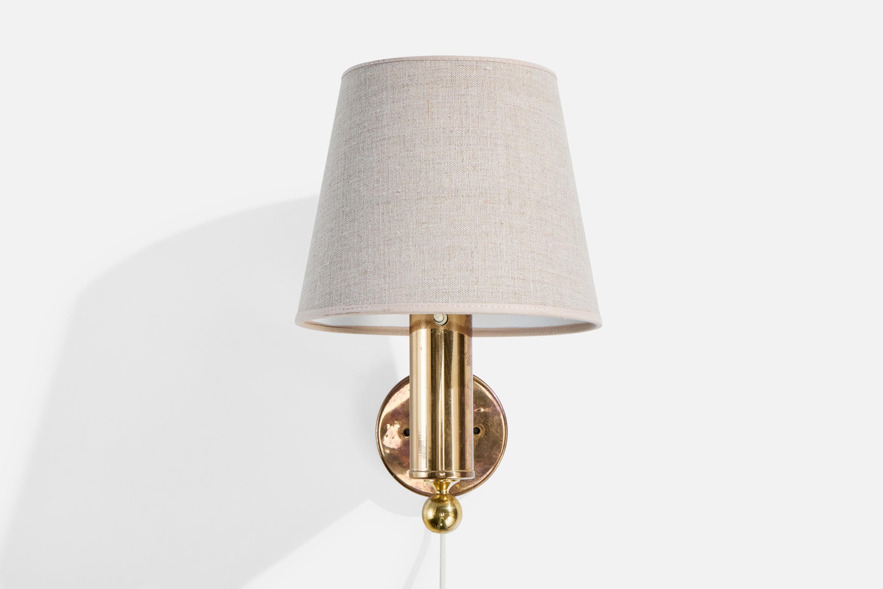 A brass and off-white fabric wall light designed and produced by Bergboms, Sweden, c. 1970s.

Oxidation present to brass

Wear consistent with age and use

Overall Dimensions (inches): 12.0