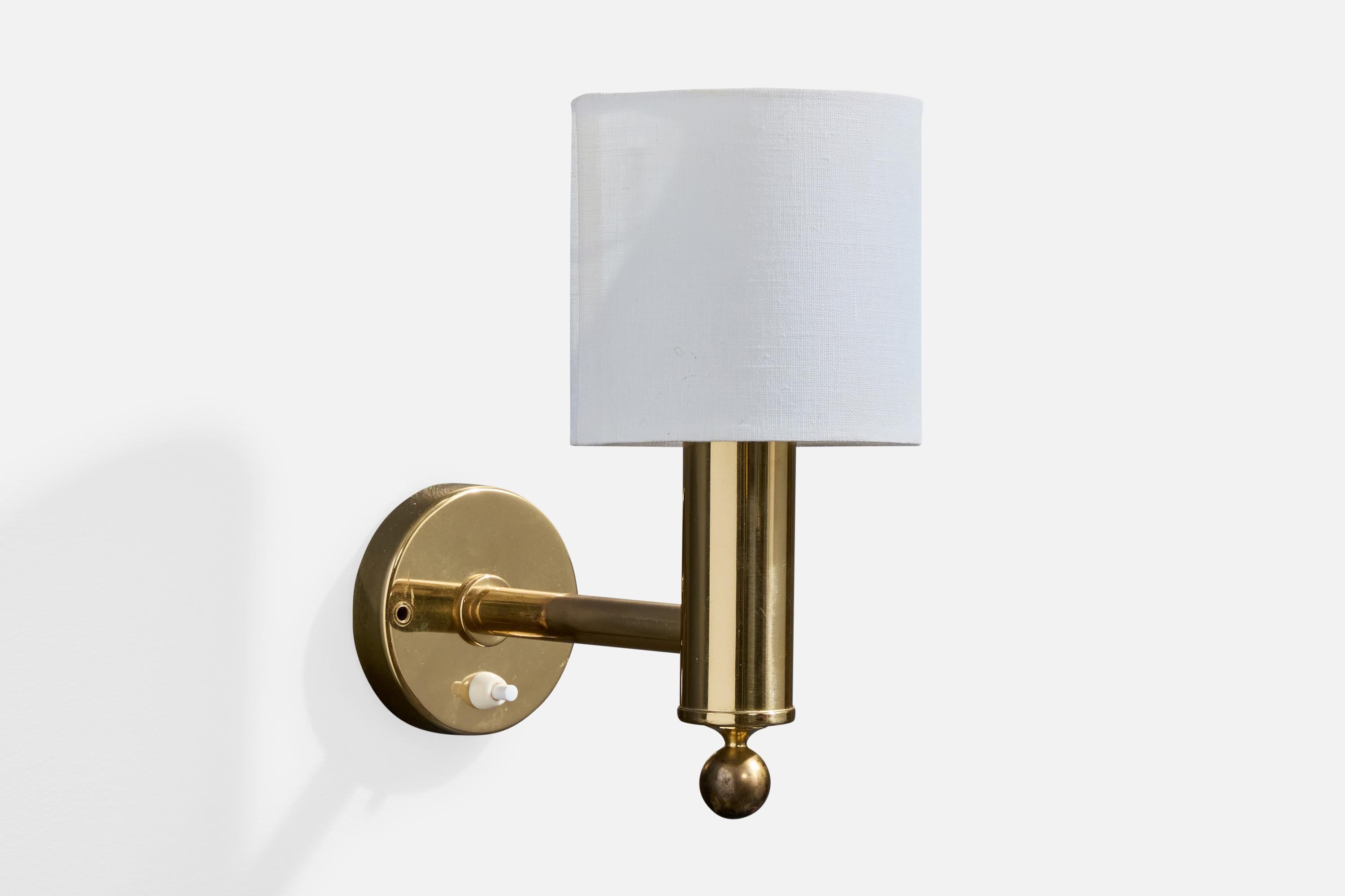 Un'applique in ottone e tessuto bianco prodotta da Bergboms, Svezia, anni Settanta.

Dimensioni complessive (pollici): 10,5