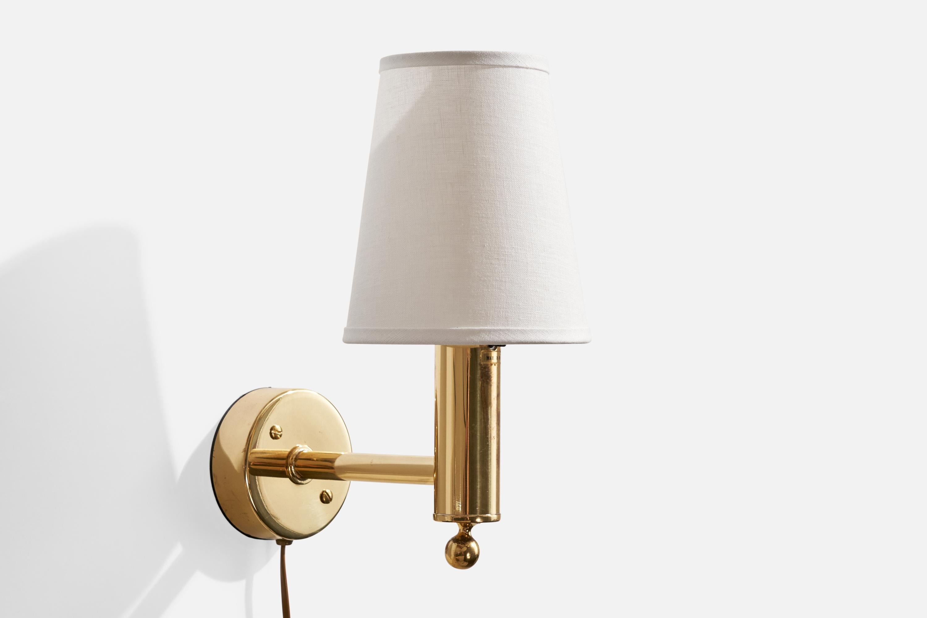 A brass and white fabric wall light produced by Bergboms, Sweden, c. 1990s.

Overall Dimensions (inches): 12.625  ” H x  6.125” W x  10.375” D

Back Plate Dimensions (Inches): 4.125 ” H x 4.125” W x 1.375” D

Bulb Specifications: E-26 Bulb

Number