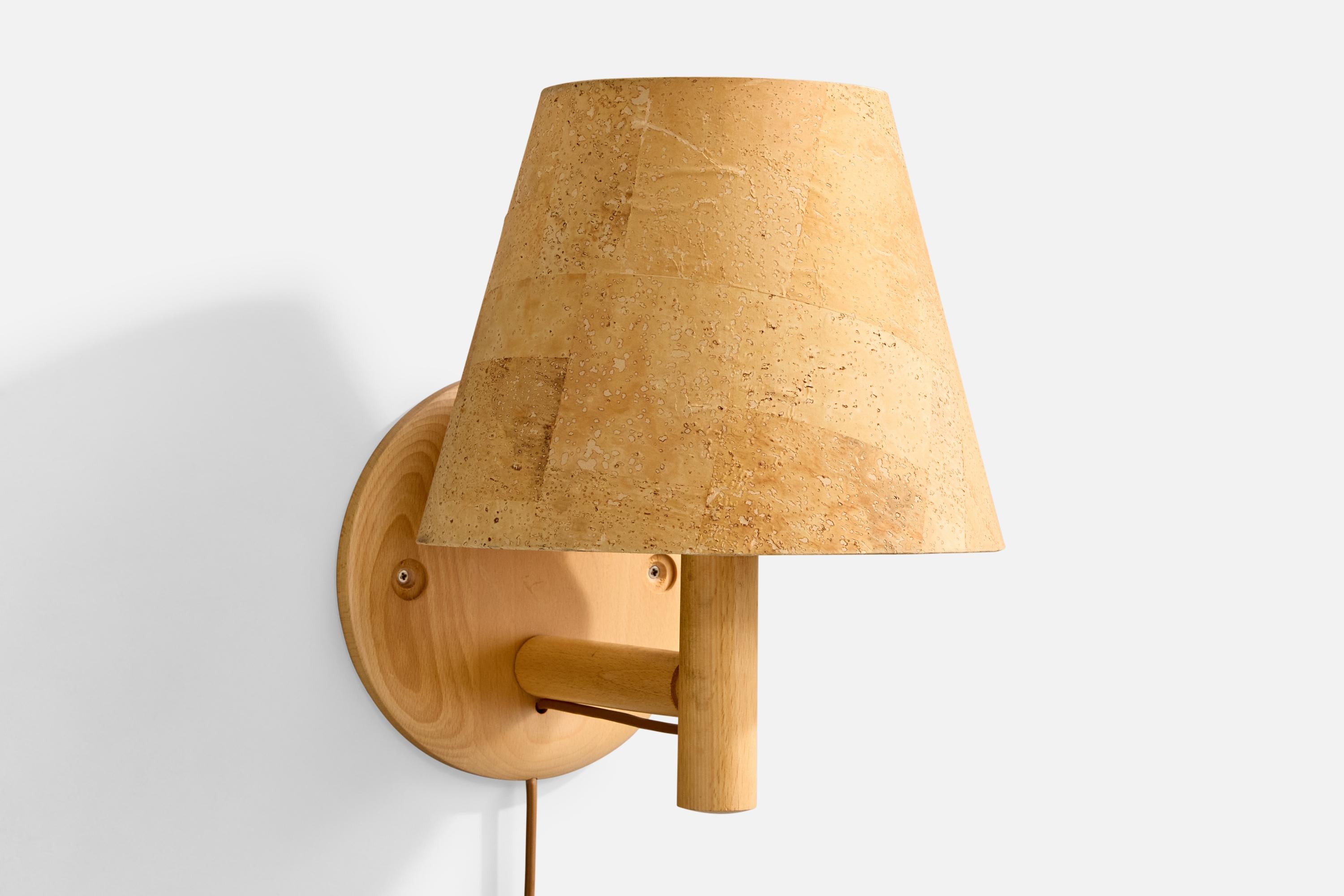 Aplique de madera y papel impreso con corcho fabricado por Bergboms, Suecia, c. 1970.

Desgaste propio de la edad y el uso

Dimensiones totales (en pulgadas): 12,5