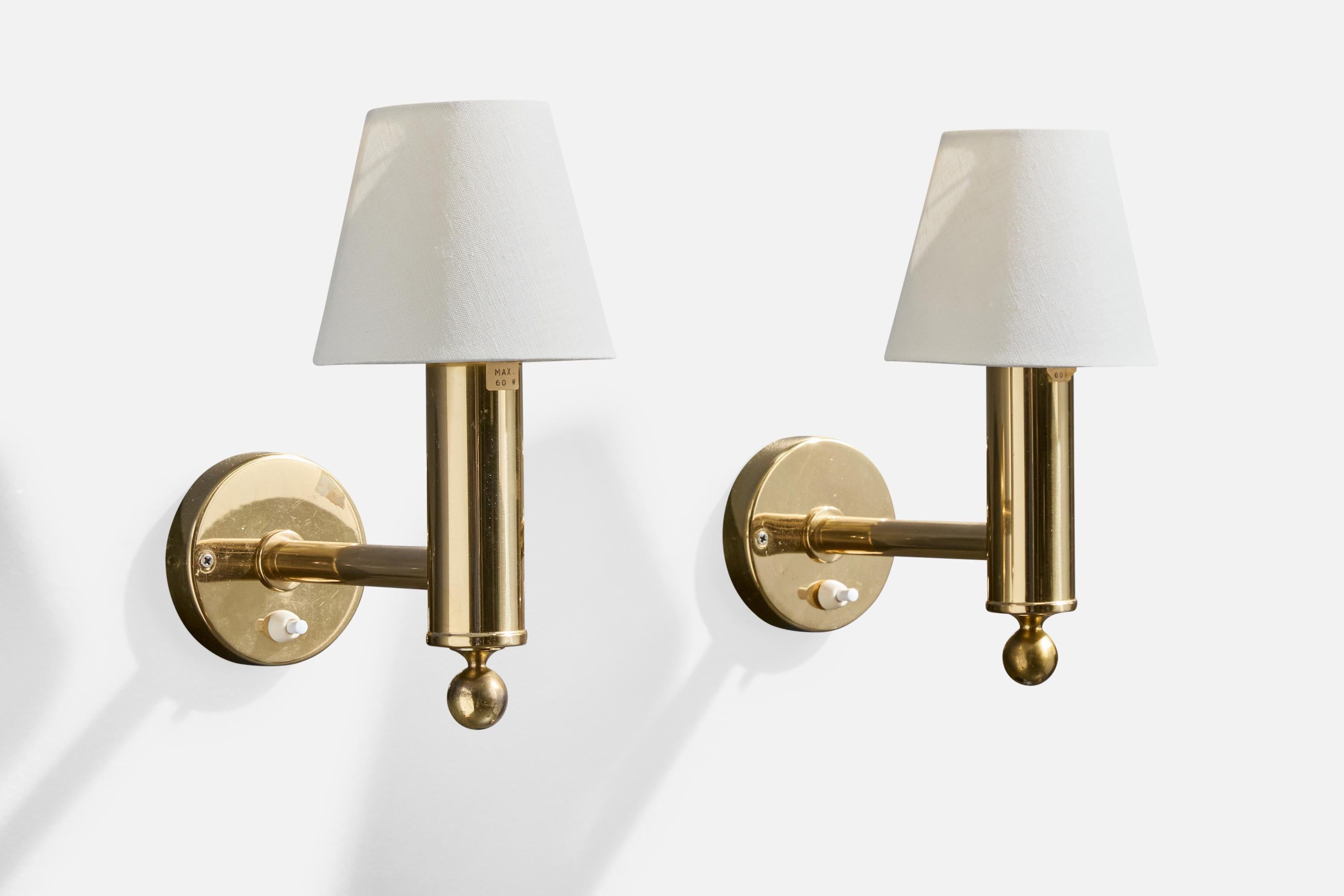 Coppia di applique in ottone e tessuto bianco prodotte da Bergboms, Svezia, anni '1970 circa.

Dimensioni complessive (pollici): 10,5