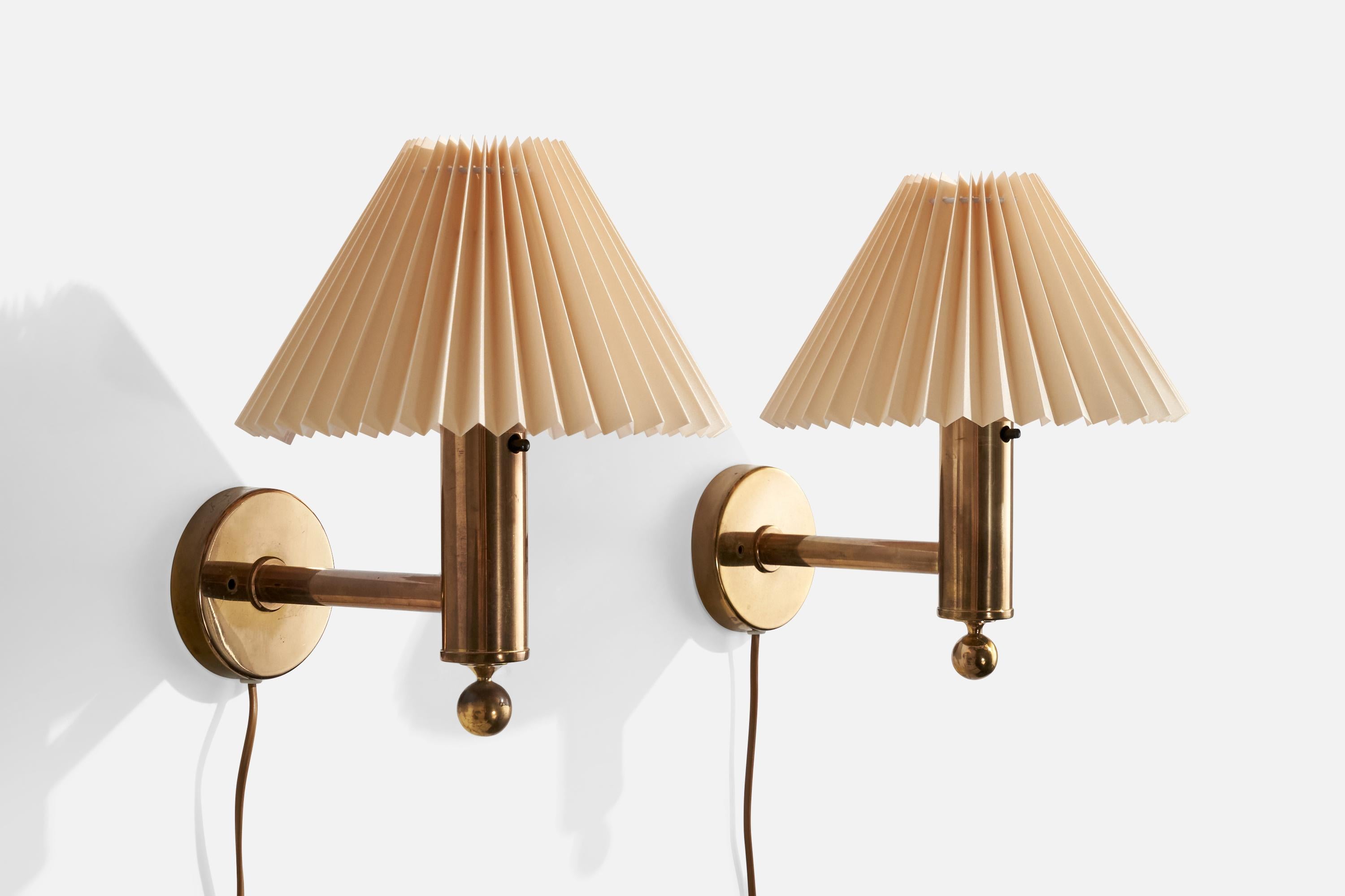 A pair of brass and paper wall lights produced by Bergboms, Sweden, c. 1970s.

Overall Dimensions (inches):  11.75” H x 9.5” W x 11.5