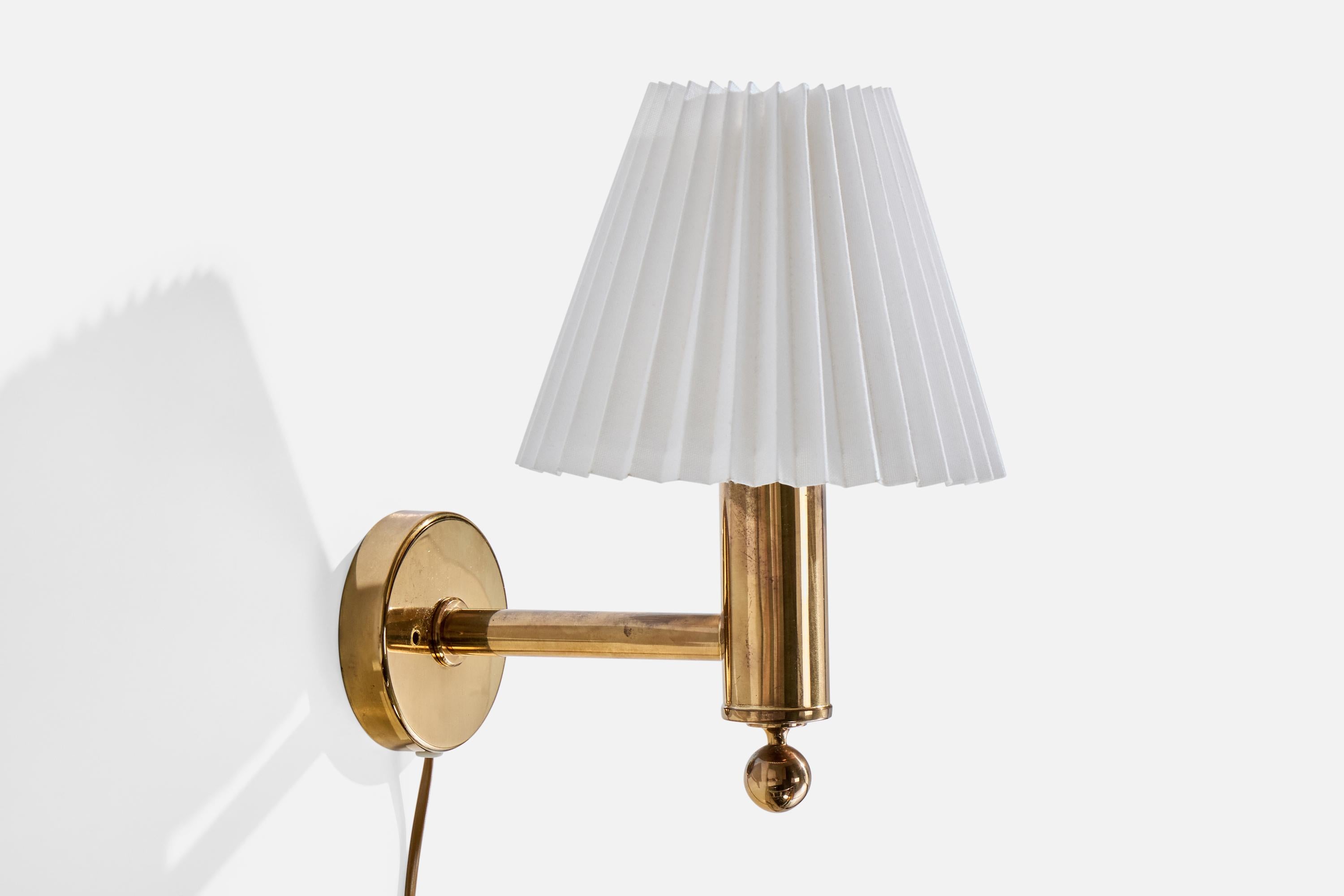 Suédois Bergboms, Wall Lights, laiton, papier, Suède, années 1970 en vente