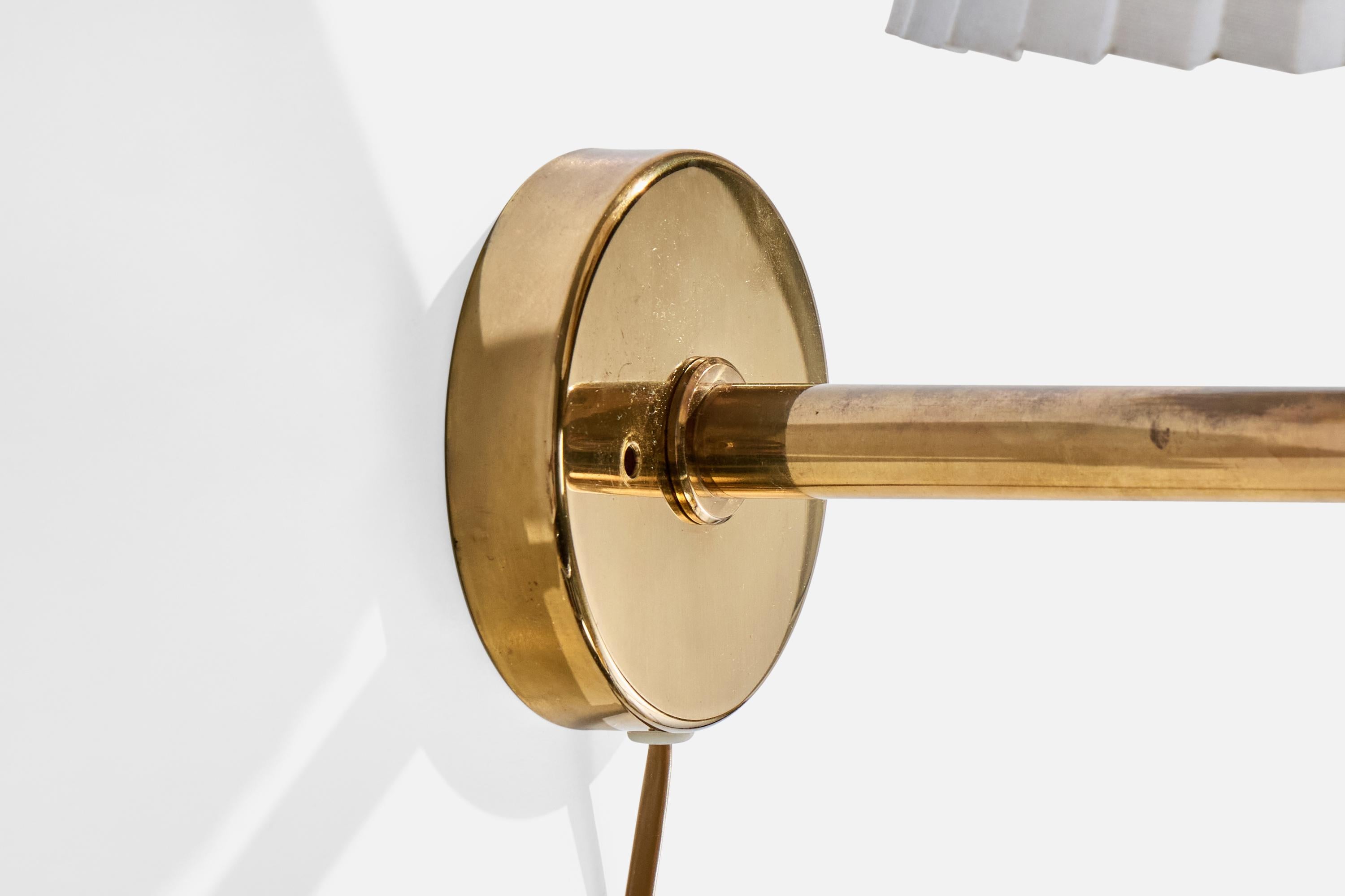 Fin du 20e siècle Bergboms, Wall Lights, laiton, papier, Suède, années 1970 en vente
