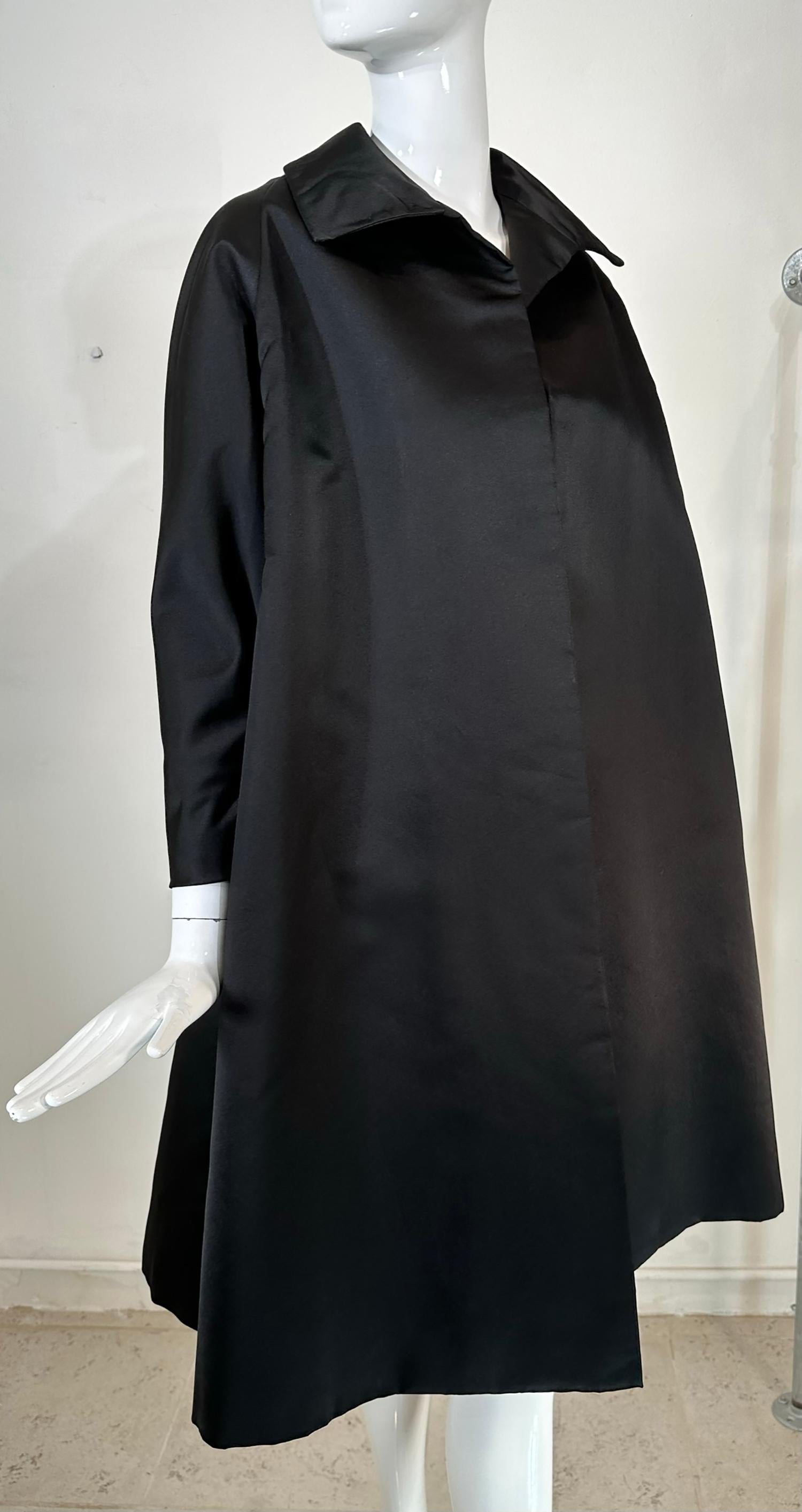 Bergdorf Goodman Demi Couture Trapeze Manteau de soirée en satin de soie noir années 1950 en vente 4