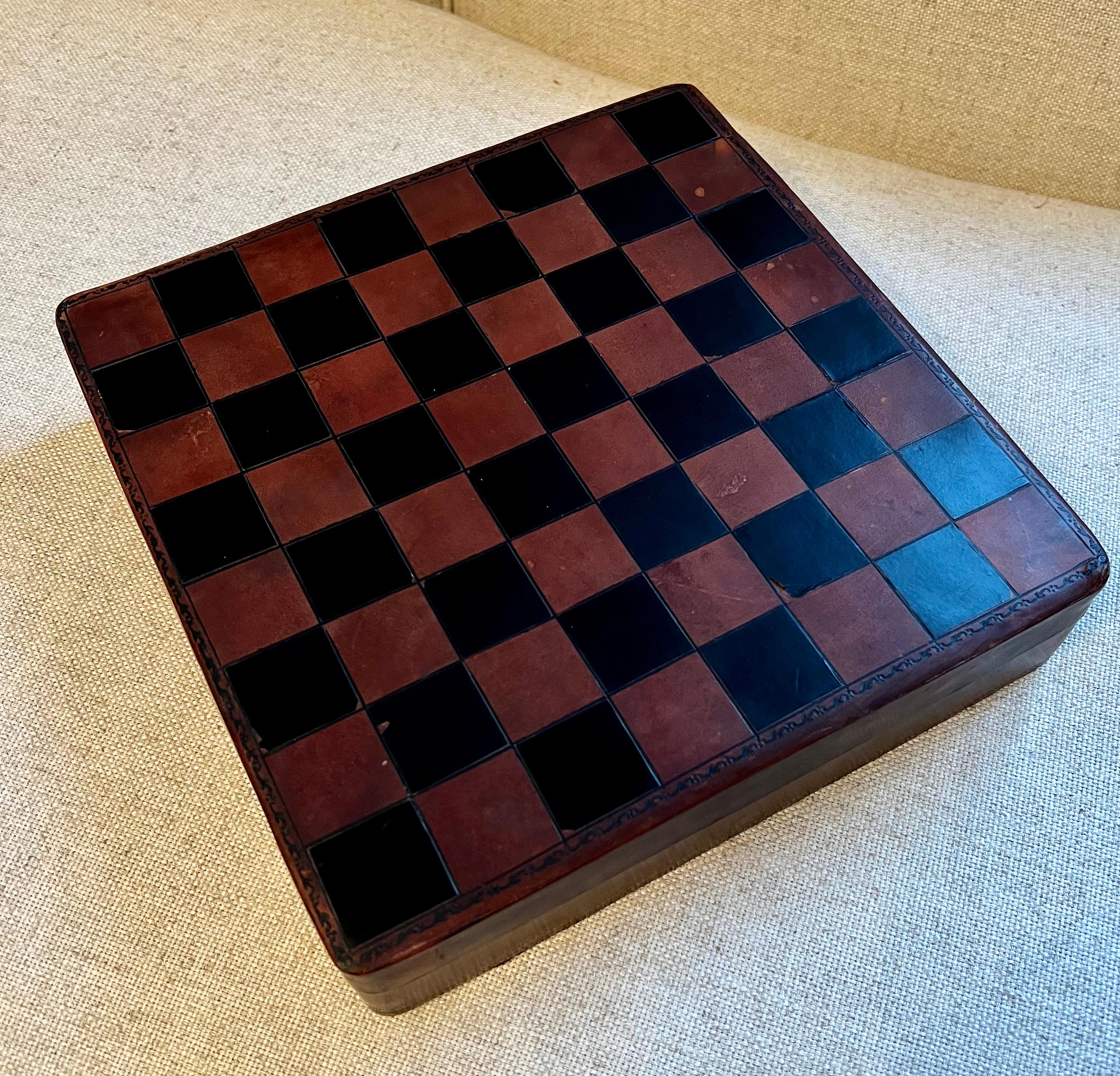 Bergdorf Goodman Italian Lidded Leather Chess Checker Board Box with Storage In Good Condition In Los Angeles, CA