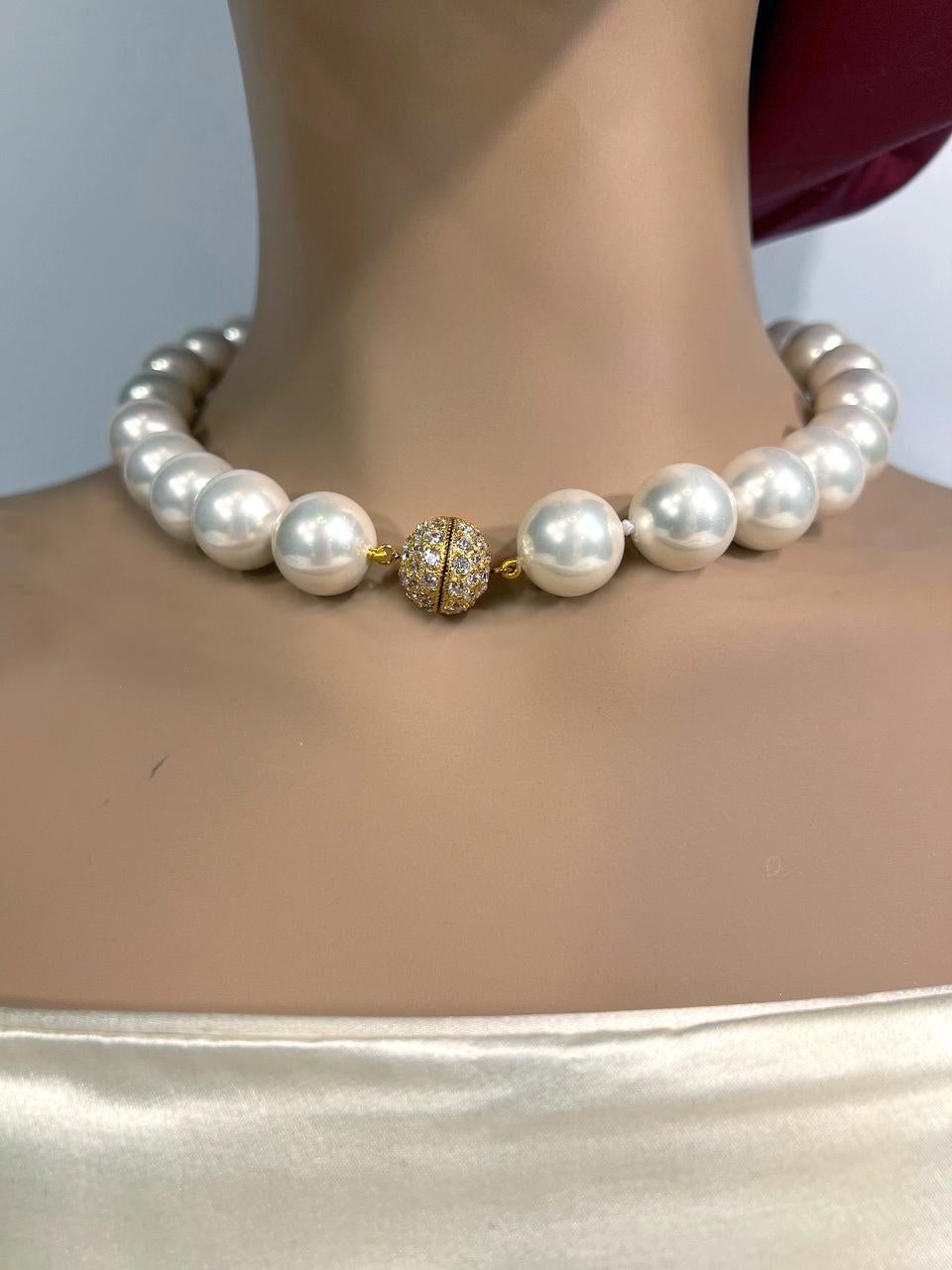 Bergdorf Goodman Mint New Large Faux Pearl Necklace by Clive Kandel In New Condition In New York, NY