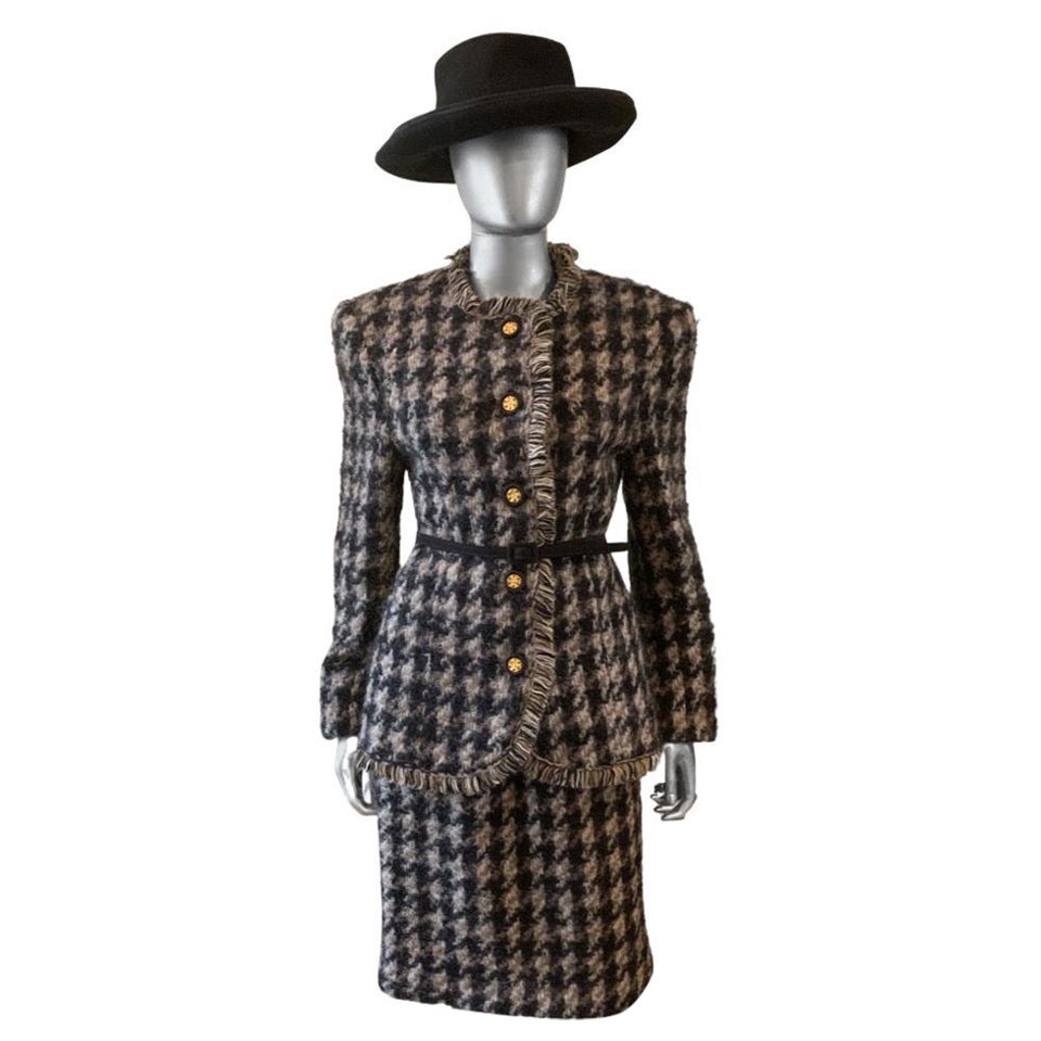 Dieser Anzug wurde in Amerika für Bergdorf Goodman hergestellt, als die Qualität noch hoch war und mit der europäischen Couture-Verarbeitung konkurrierte. Dieser braun-schwarz gemusterte Anzug aus Mohair ist ganz offensichtlich von einem