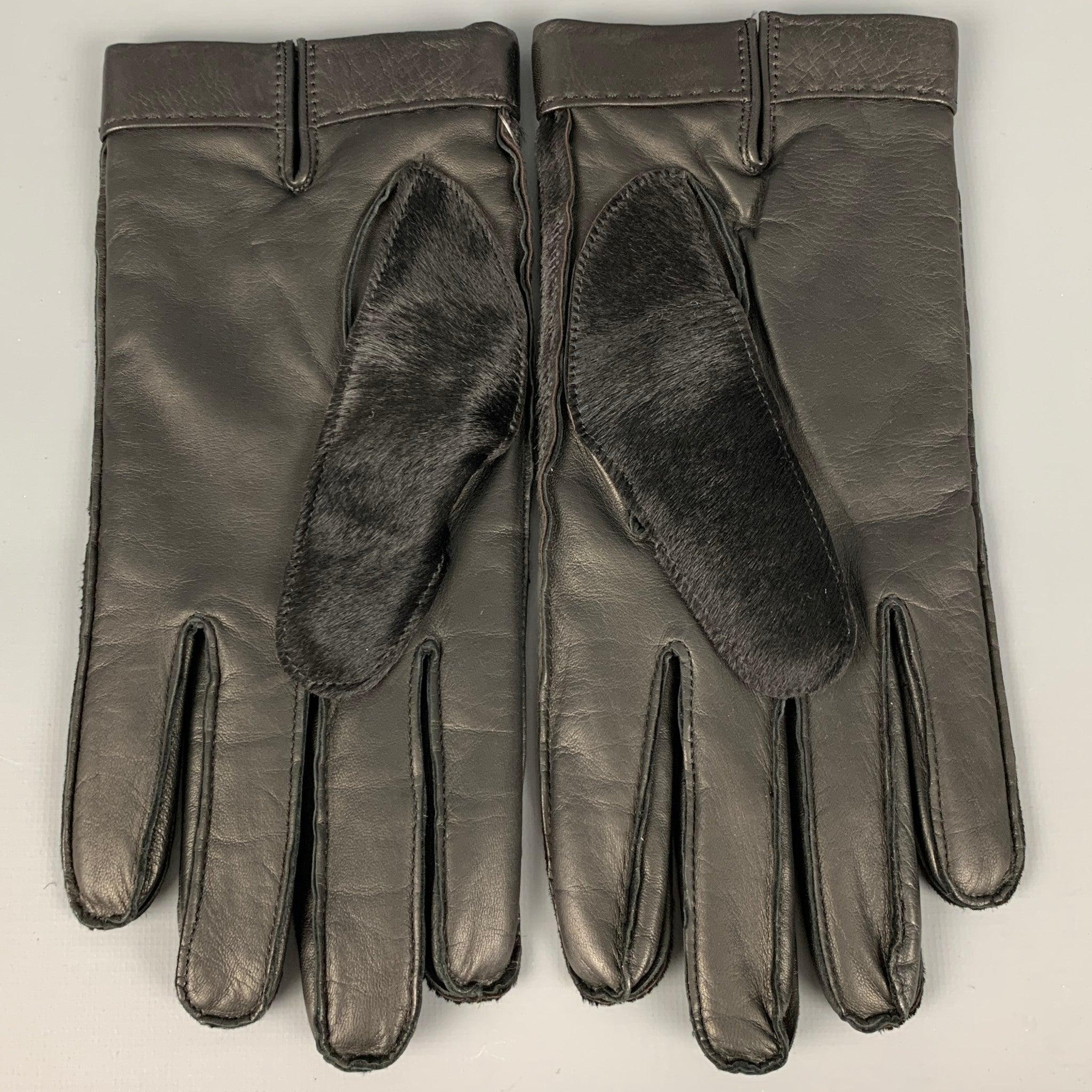 BERGDORF GOODMAN
gloves in a black leather fabric with calf hair sleeves and fingers.Very Good Pre-Owned Condition. Minor signs of wear. 

Marked:   size not marked 

Measurements: 
  Width: 4.25 inches Length: 8.5 in
  
  
 
Reference: