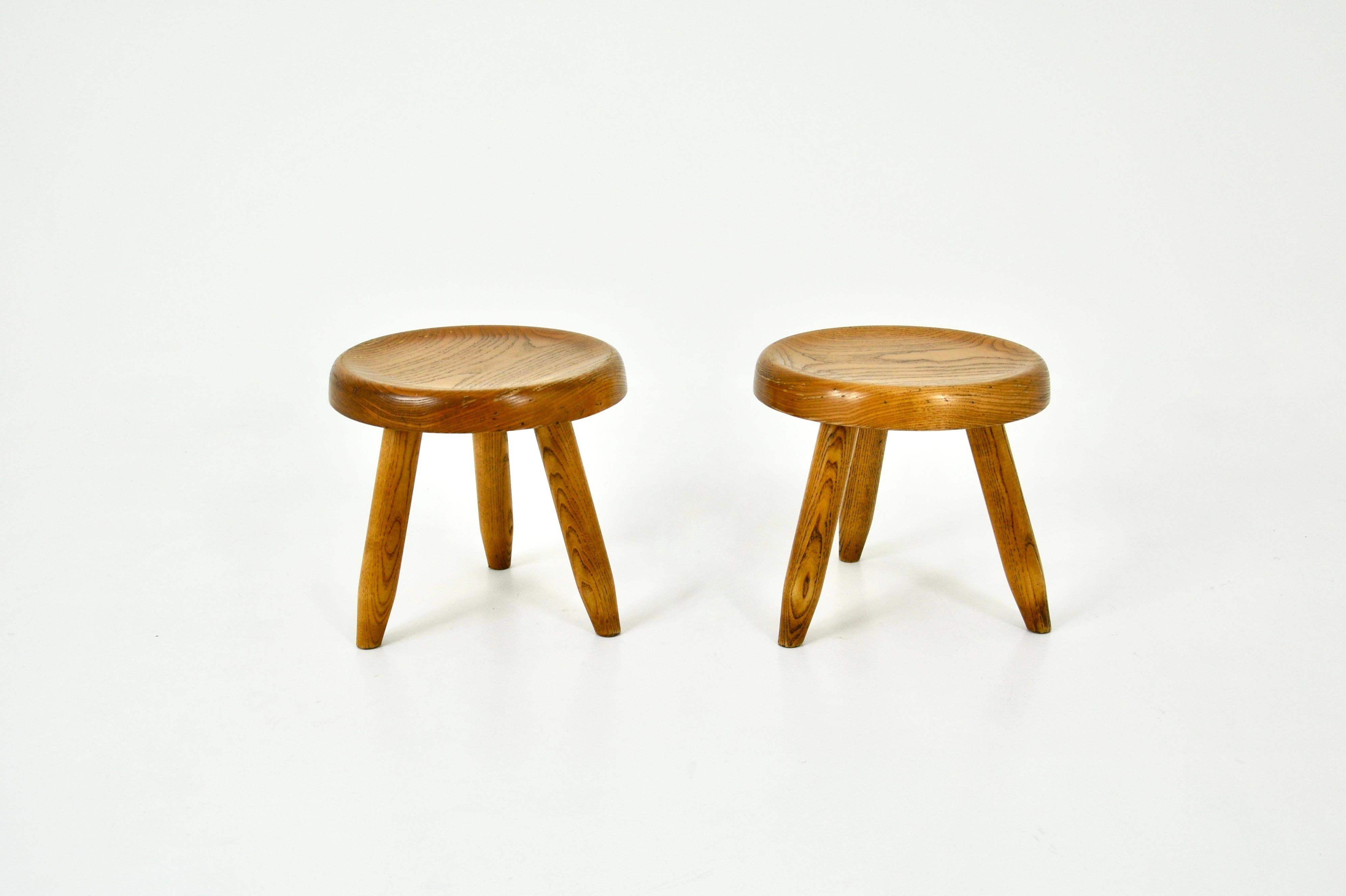 Beautiful pair of wooden stools by Charlotte Perriand, Berger model. Wear due to time and age of the stools.
For shipping, request us for receive the best price.
