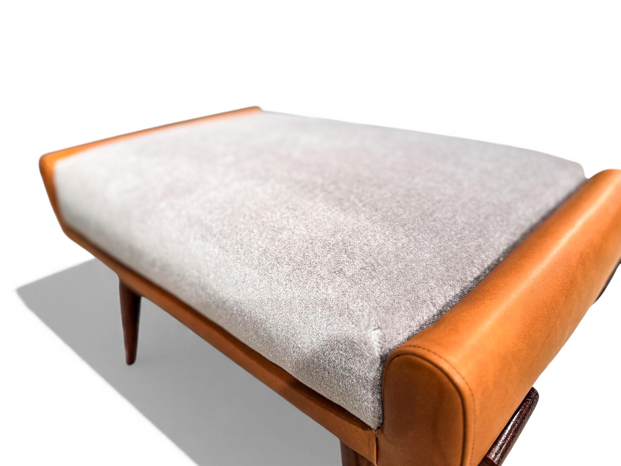 Sillón y otomana Bergere en madera, cuero y mohair, Jorge Zalszupin, años 50 Moderno de mediados de siglo en venta