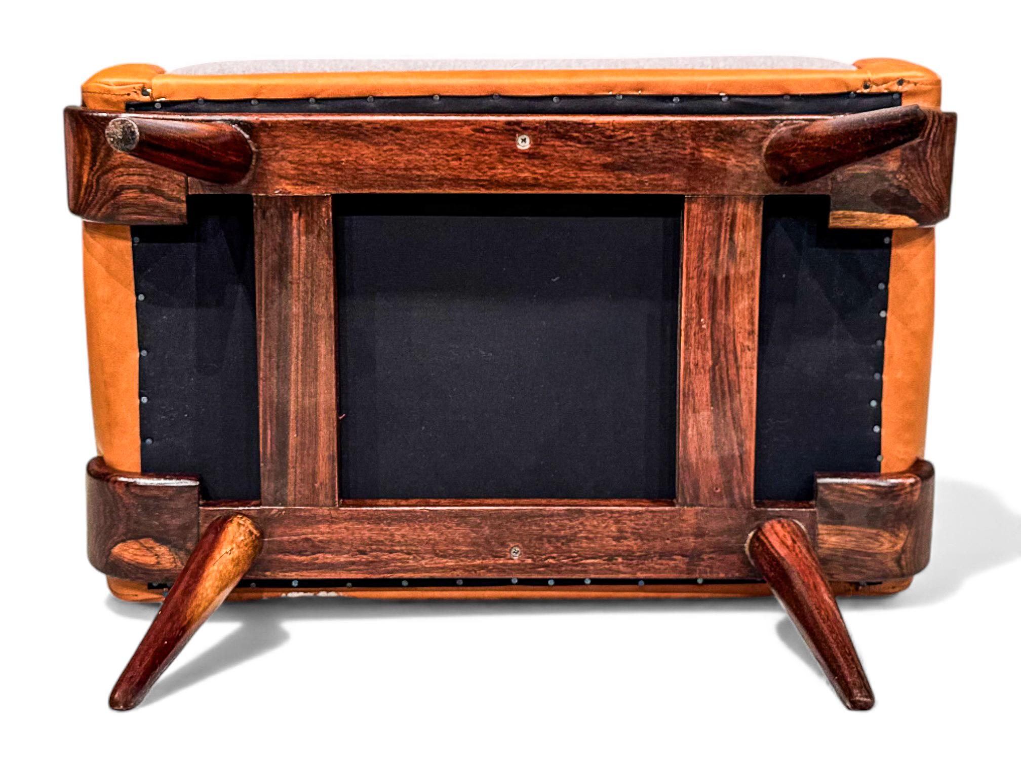 Sillón y otomana Bergere en madera, cuero y mohair, Jorge Zalszupin, años 50 Hecho a mano en venta