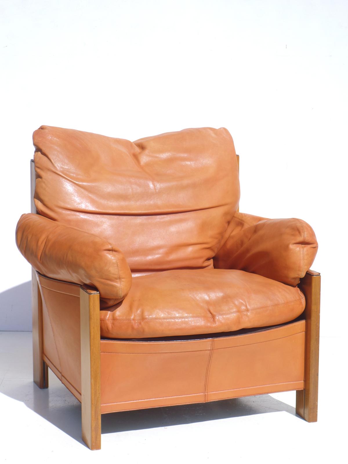 Rare fauteuil Berger en cuir avec ottoman
Collection S pour Maxalto, 1975
Noyer et cuir.
Le cuir a une belle patine.

Mesures : Fauteuil H 85 x L 80 x P 78 cm
Pouf H 48 x L 79 x P 49 cm.