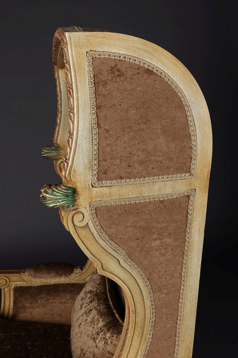 Bergère/Sessel mit Hocker aus massivem Buchenholz im Louis-XVI-Stil, geschnitzt im Angebot 10
