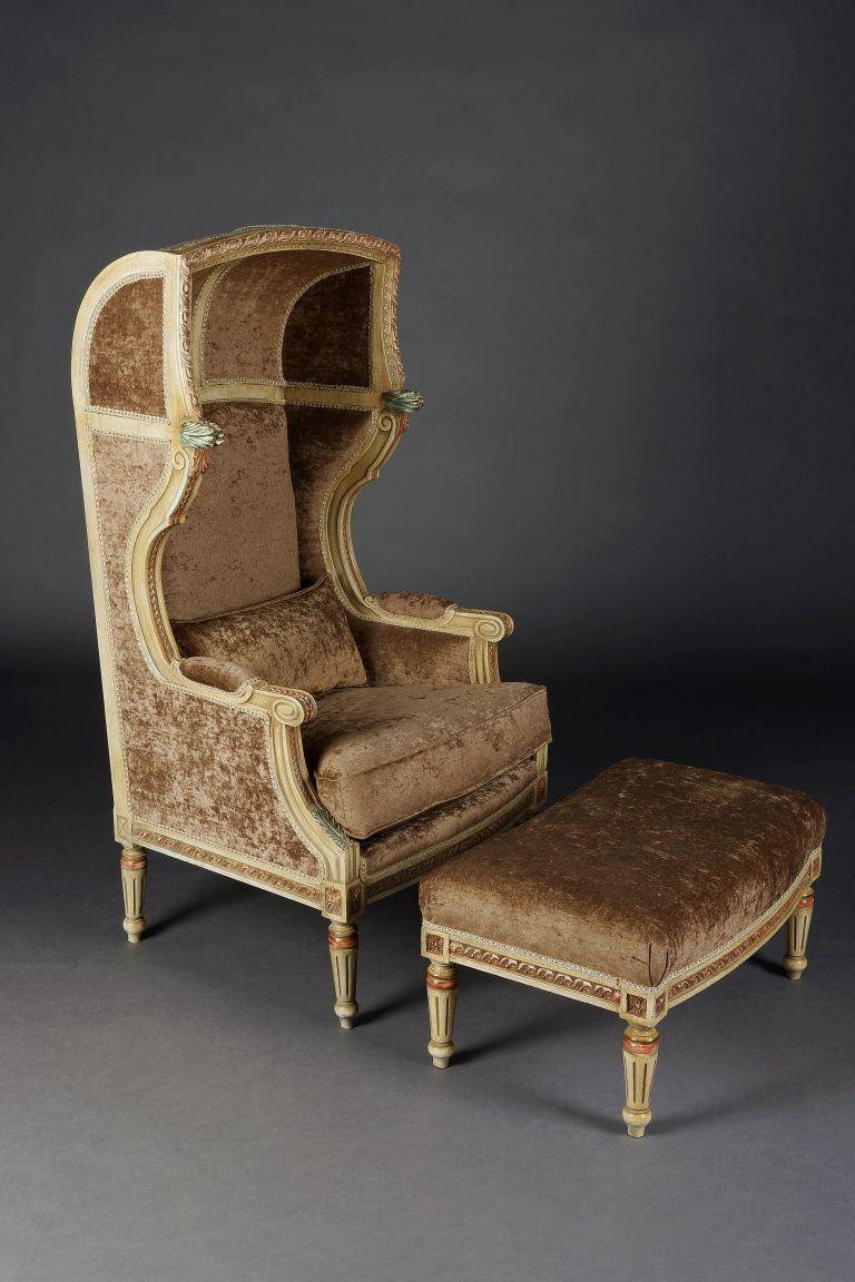 Slightly scalloped frame on fluted legs. Beveled, fluted, slightly rising armrests. Curly, backrest frame. Hut-shaped roofing.
Seat and backrest are finished with a historic, classic upholstery. The fabric cover is one of the finest and highest