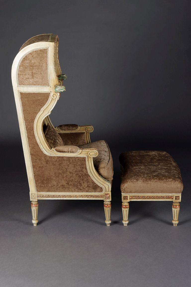 Bergère/Sessel mit Hocker aus massivem Buchenholz im Louis-XVI-Stil, geschnitzt (Handgeschnitzt) im Angebot