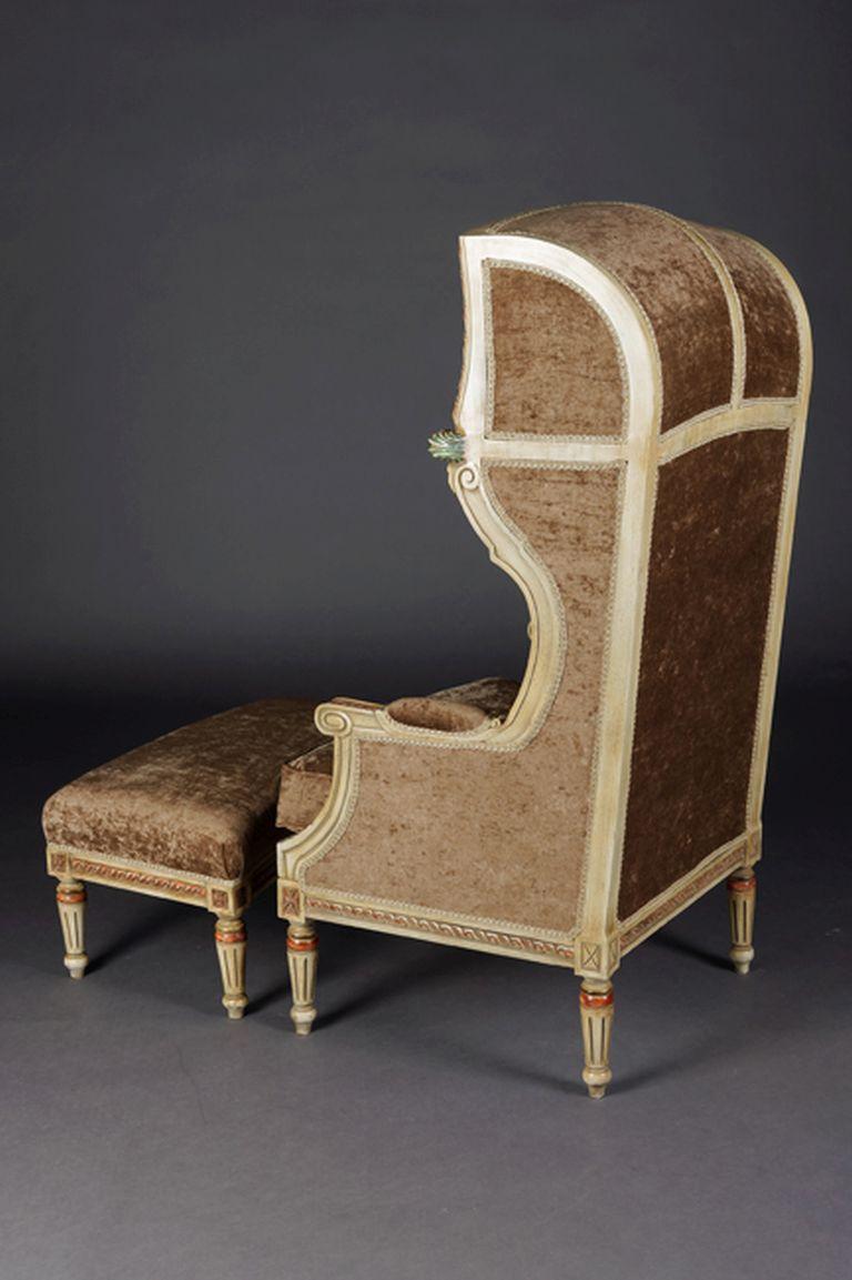 Bergère/Sessel mit Hocker aus massivem Buchenholz im Louis-XVI-Stil, geschnitzt (20. Jahrhundert) im Angebot