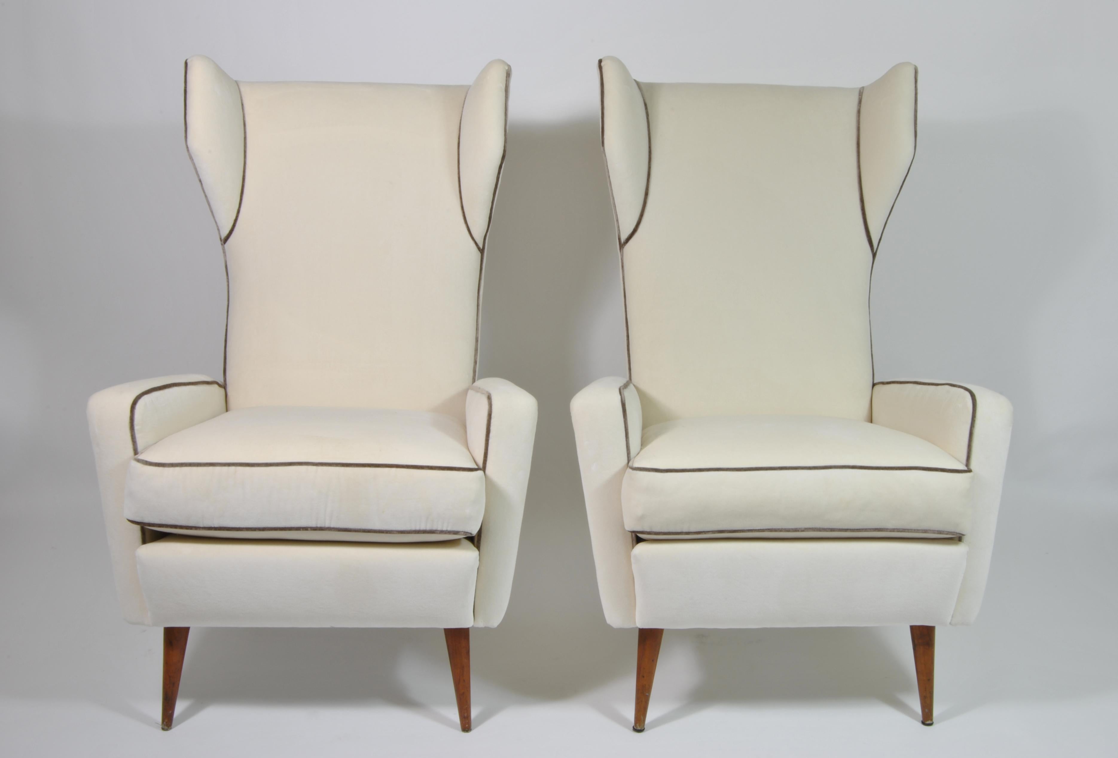 Bergère couple, Mod. 820, designed by Gio Ponti for the Royal Hotel in Naples and produced by Cassina, Italy, 1950.
Full restored and newly upholstered in cotton velvet ivory with taupe velvet profiles.