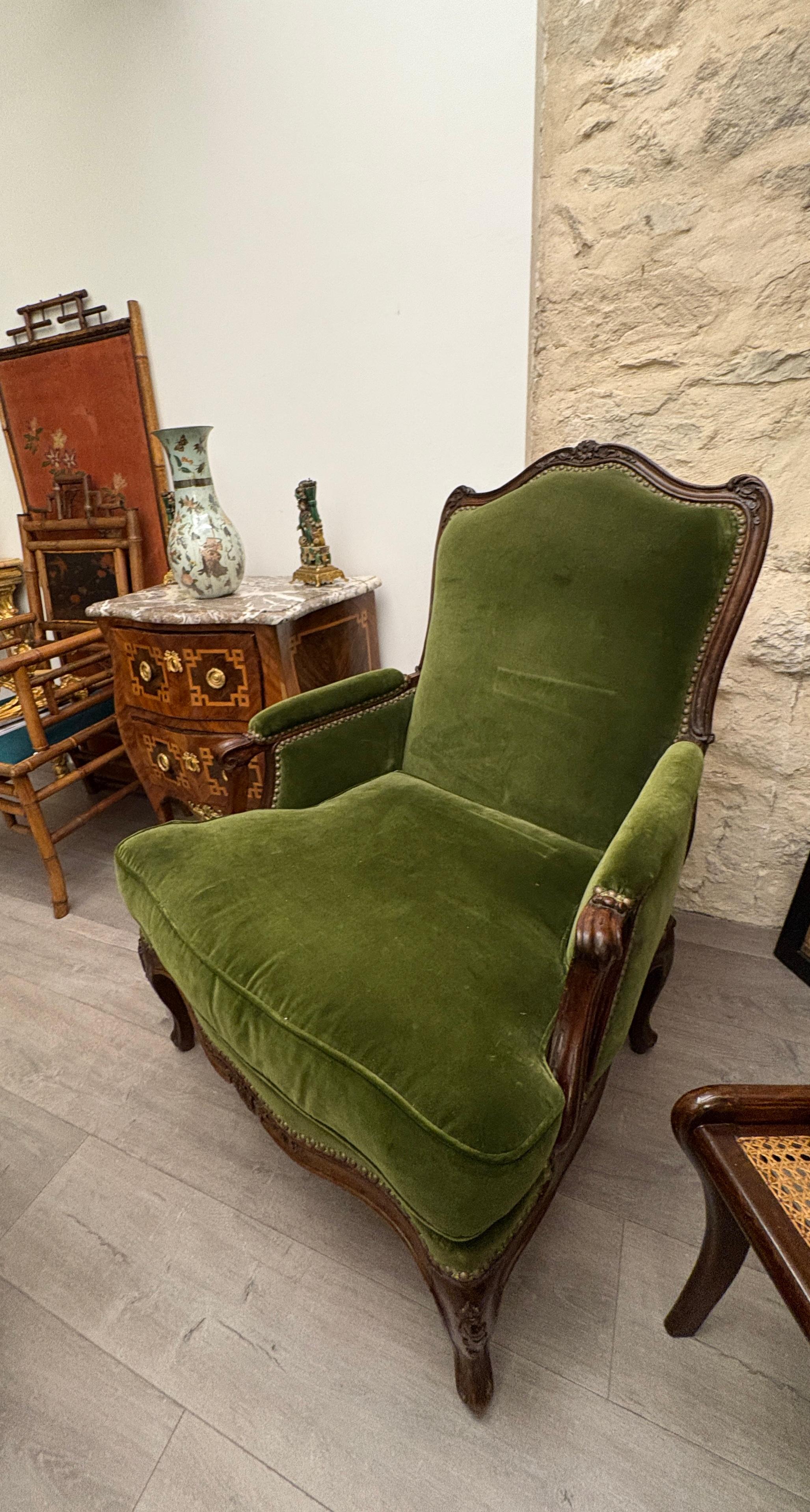 Bergère en bois de noyer époque Louis XV, structure ondulée sculptée, dossier, pieds et accoudoirs à double courbure, assise et dos rembourrés.
Origine Italie - Gênes 
XVIIIe siècle 