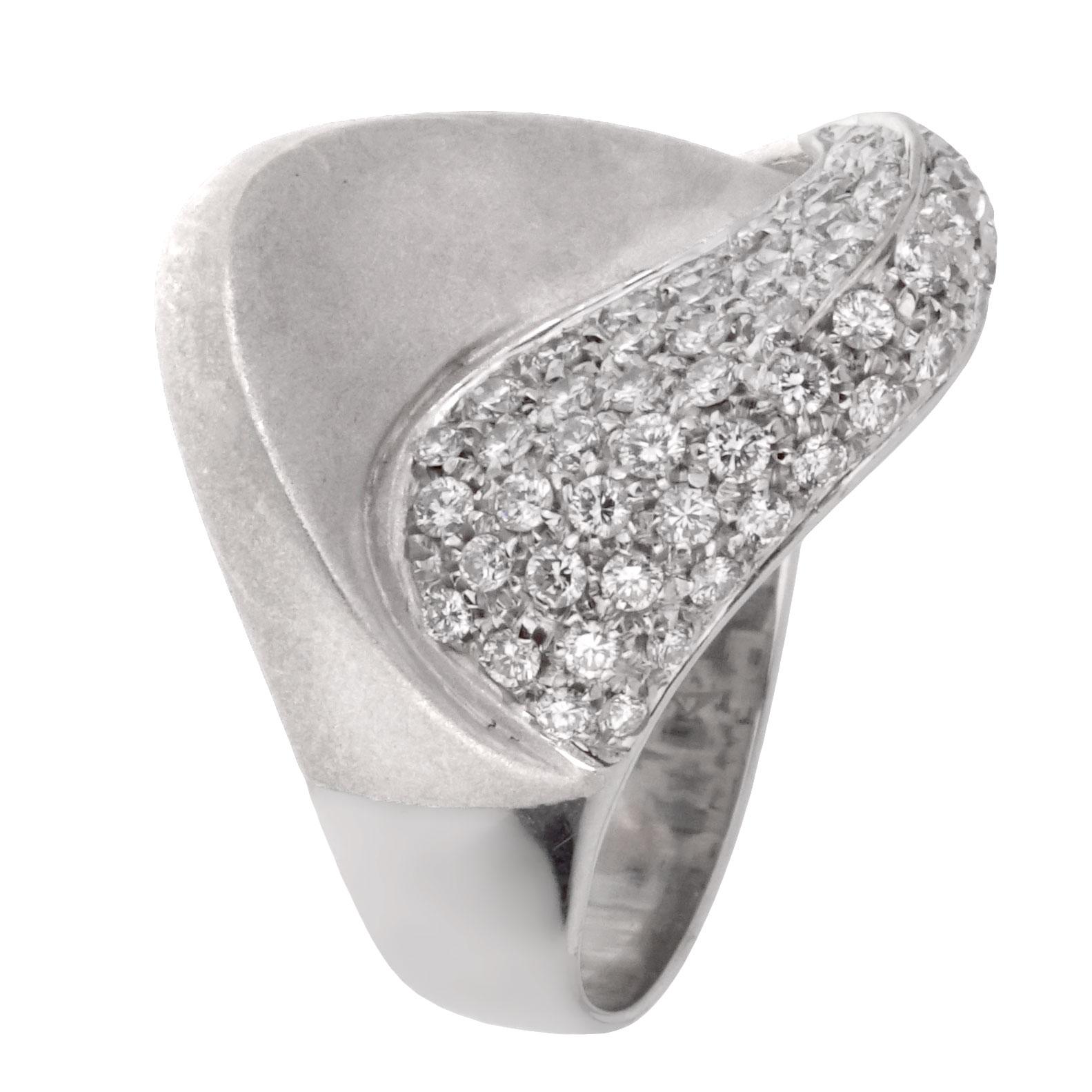 Une bague de cocktail chic en or blanc Bergio Diamond mettant en valeur des diamants ronds de taille brillant sertis en or blanc 18k. La bague mesure une taille 7 et peut être redimensionnée.