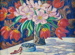 Rote Tulpen und blaue Wand