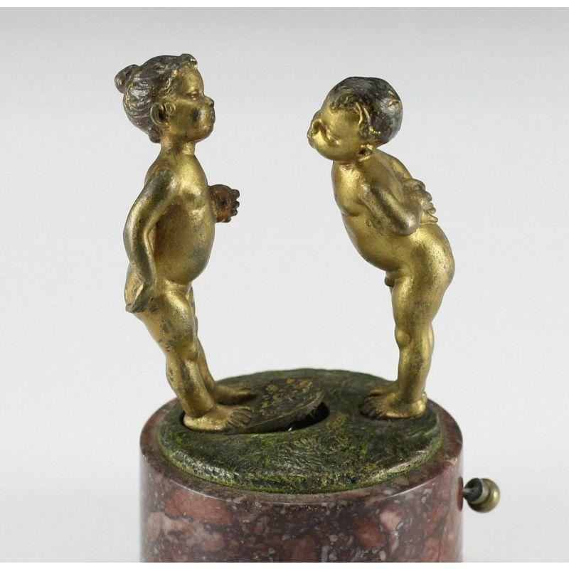 Bergmann, Mécanicien autrichien pour enfants baisant

Bronze ancien autrichien Bergman Nam Greb peint à froid mécanique enfants nus s'embrassent. Marqué 'Nam Greb' sur une base en pierre / marbre.

Informations supplémentaires :
Créateur :