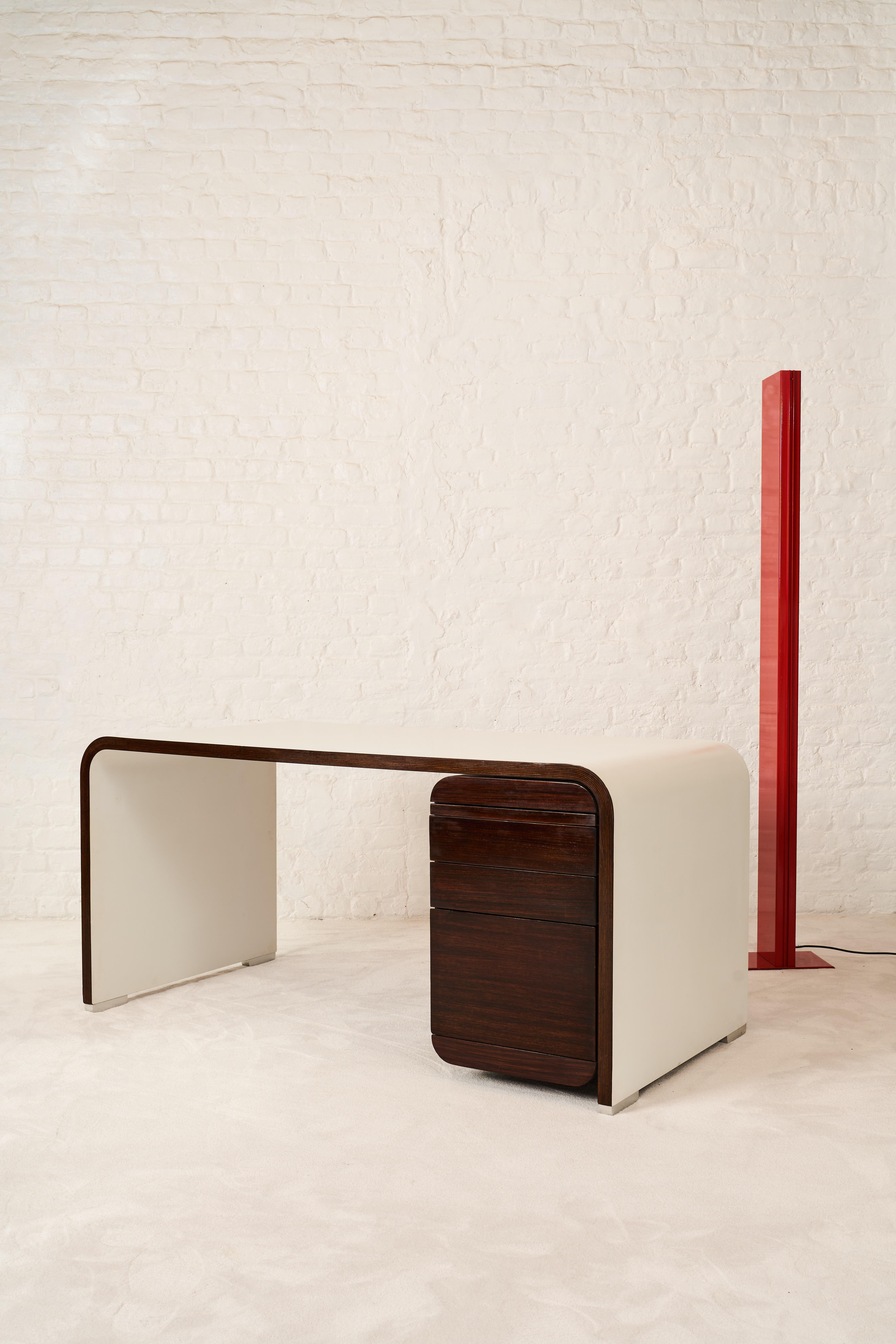 Schreibtisch, hergestellt von der belgischen Firma Bergwood in den 1970er Jahren. Bergwood ist bekannt für seine Produktionen von Jules Wabbes. Anhand von Skizzen, die in dem Buch 'Jules Wabbes - Interior Architect' veröffentlicht sind, ist nicht