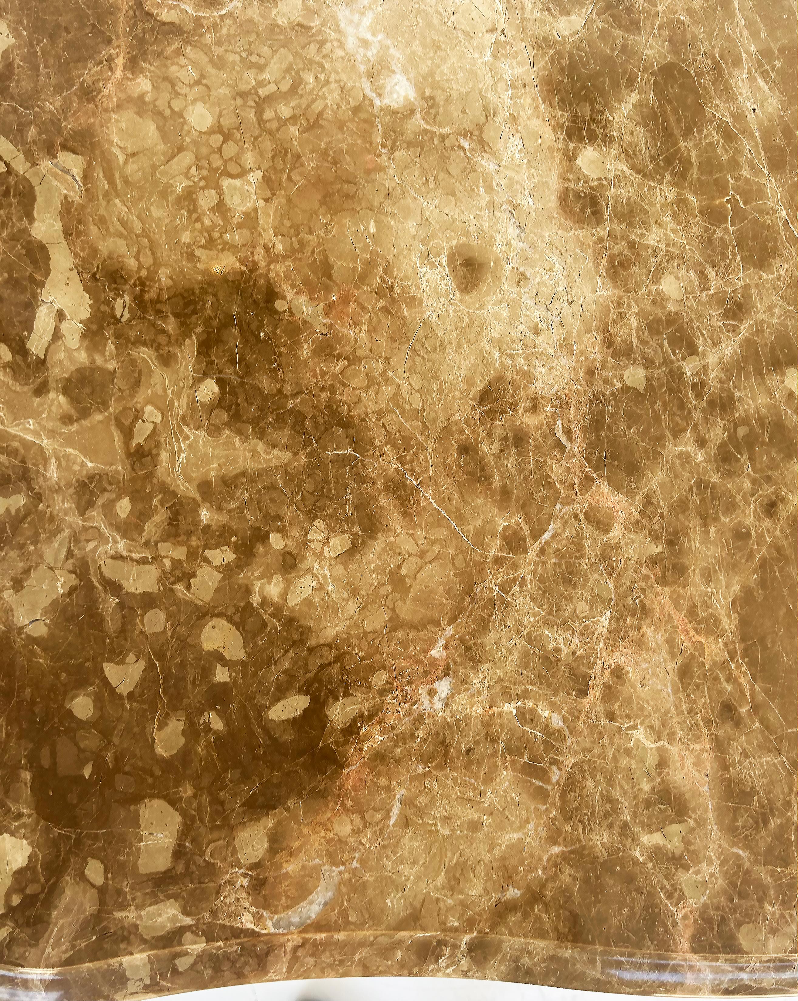 Comò con piano in marmo di Bernhardt Comò notturno con ferramenta in ottone in vendita 5
