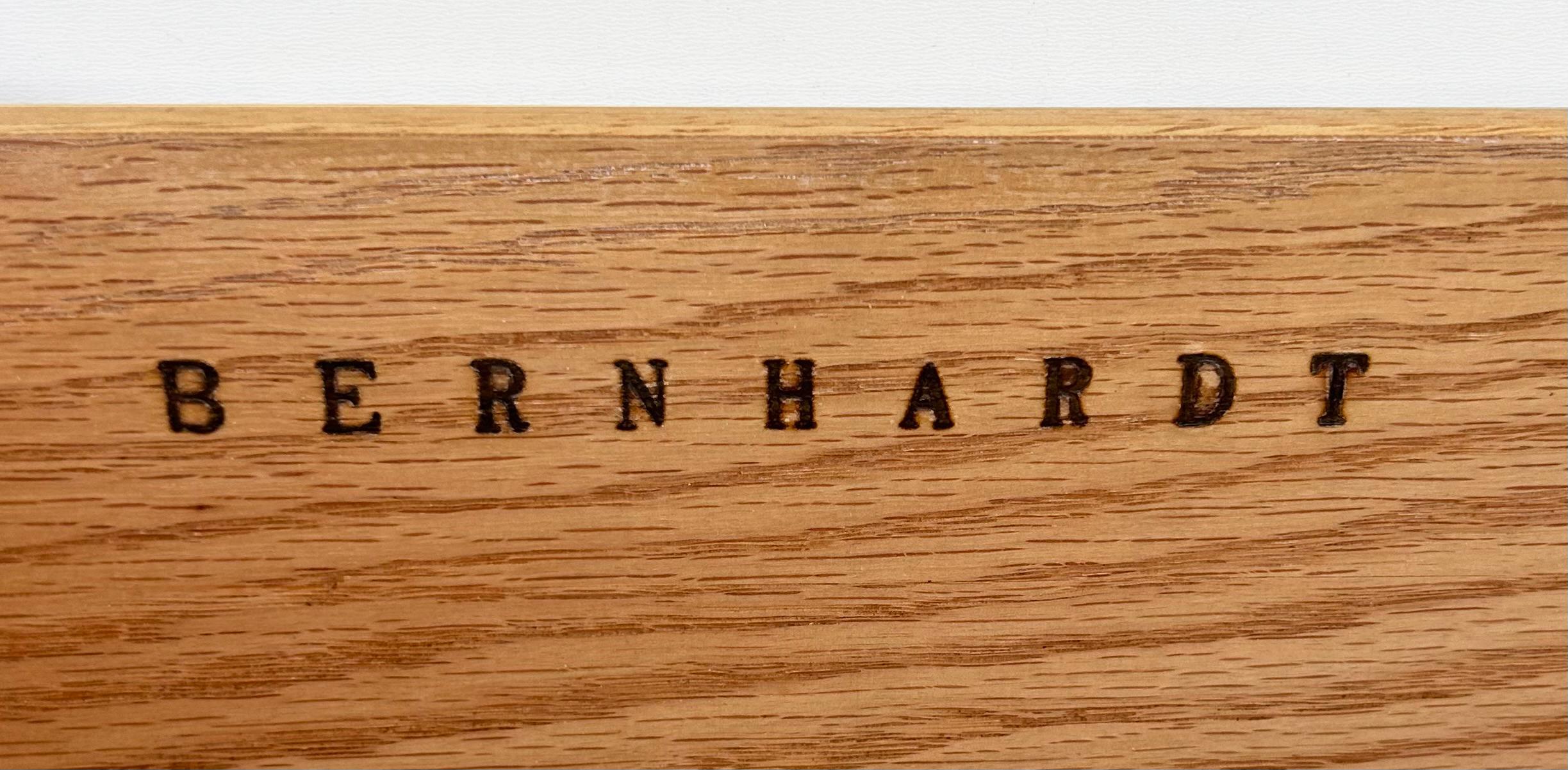 Comò con piano in marmo di Bernhardt Comò notturno con ferramenta in ottone in vendita 6