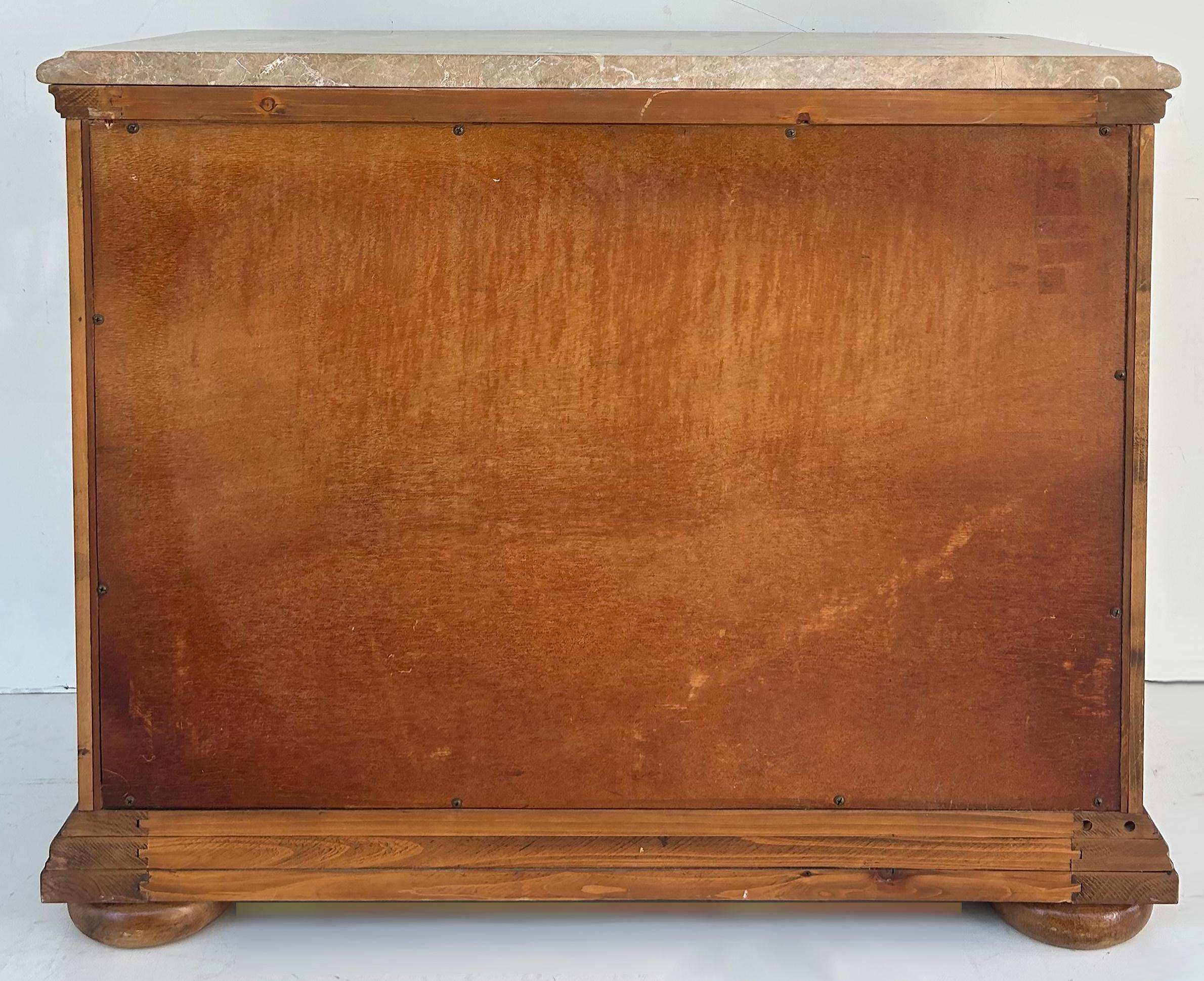 Comò con piano in marmo di Bernhardt Comò notturno con ferramenta in ottone in vendita 7