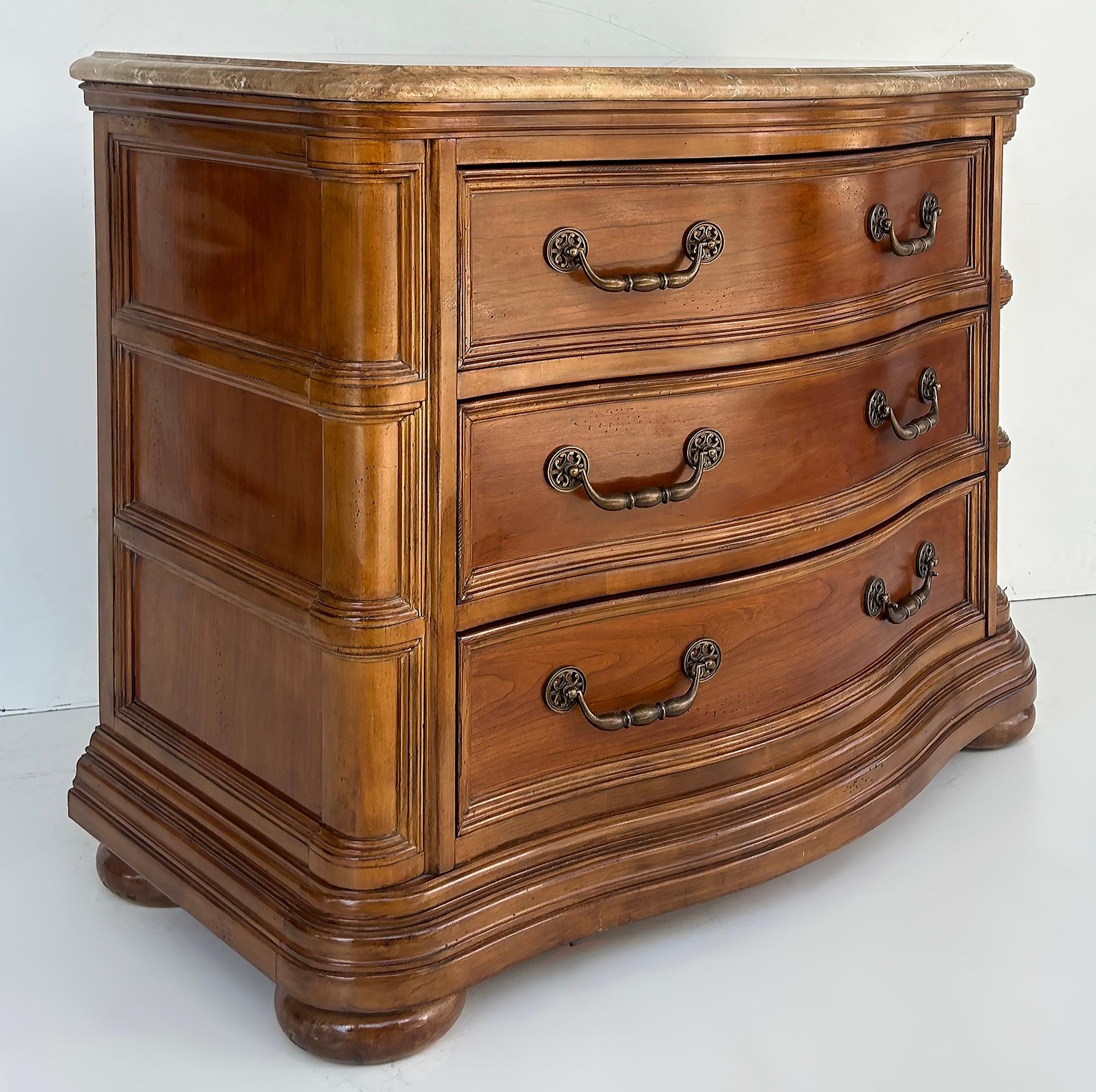 Intagliato Comò con piano in marmo di Bernhardt Comò notturno con ferramenta in ottone in vendita
