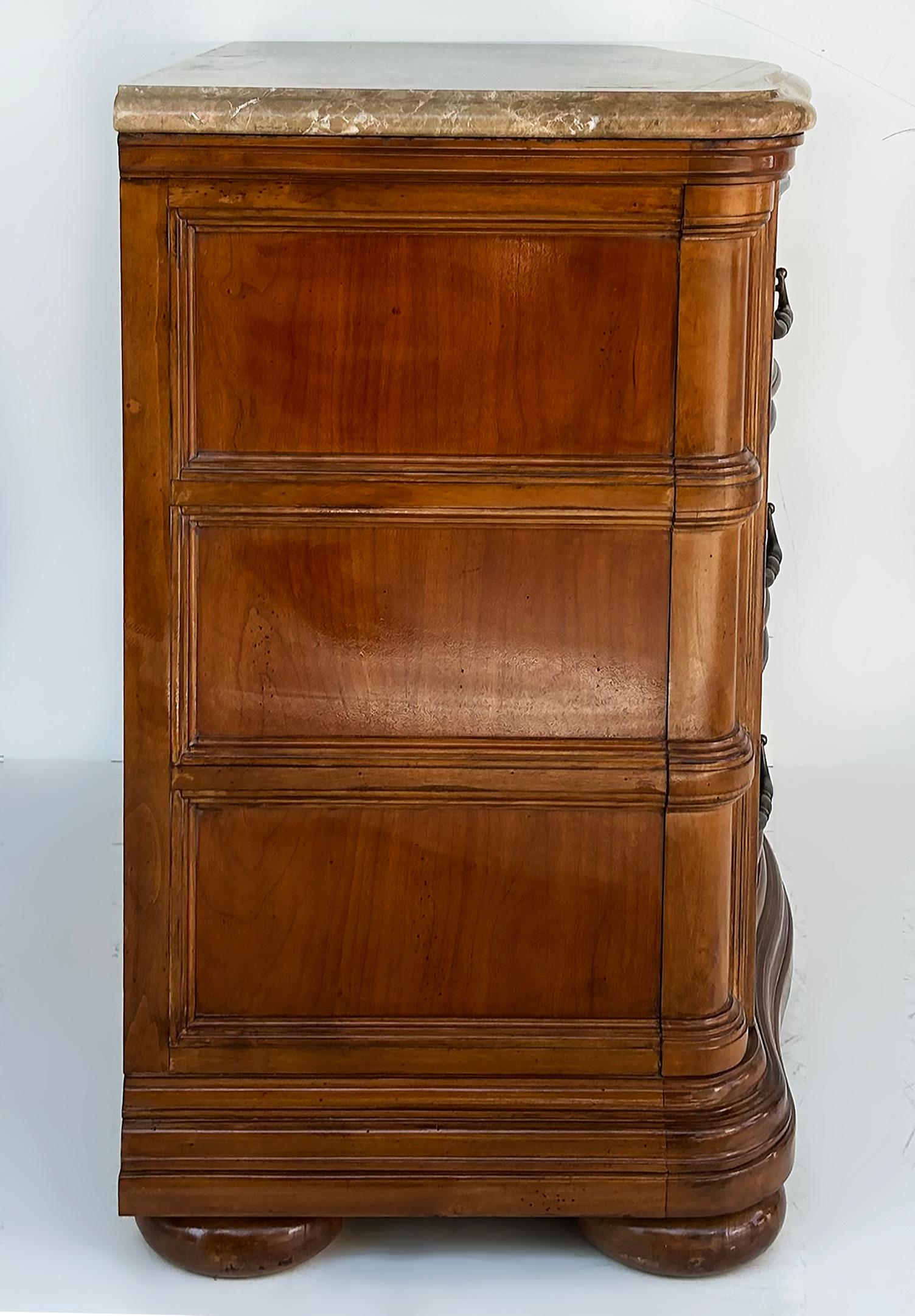 Comò con piano in marmo di Bernhardt Comò notturno con ferramenta in ottone In condizioni buone in vendita a Miami, FL