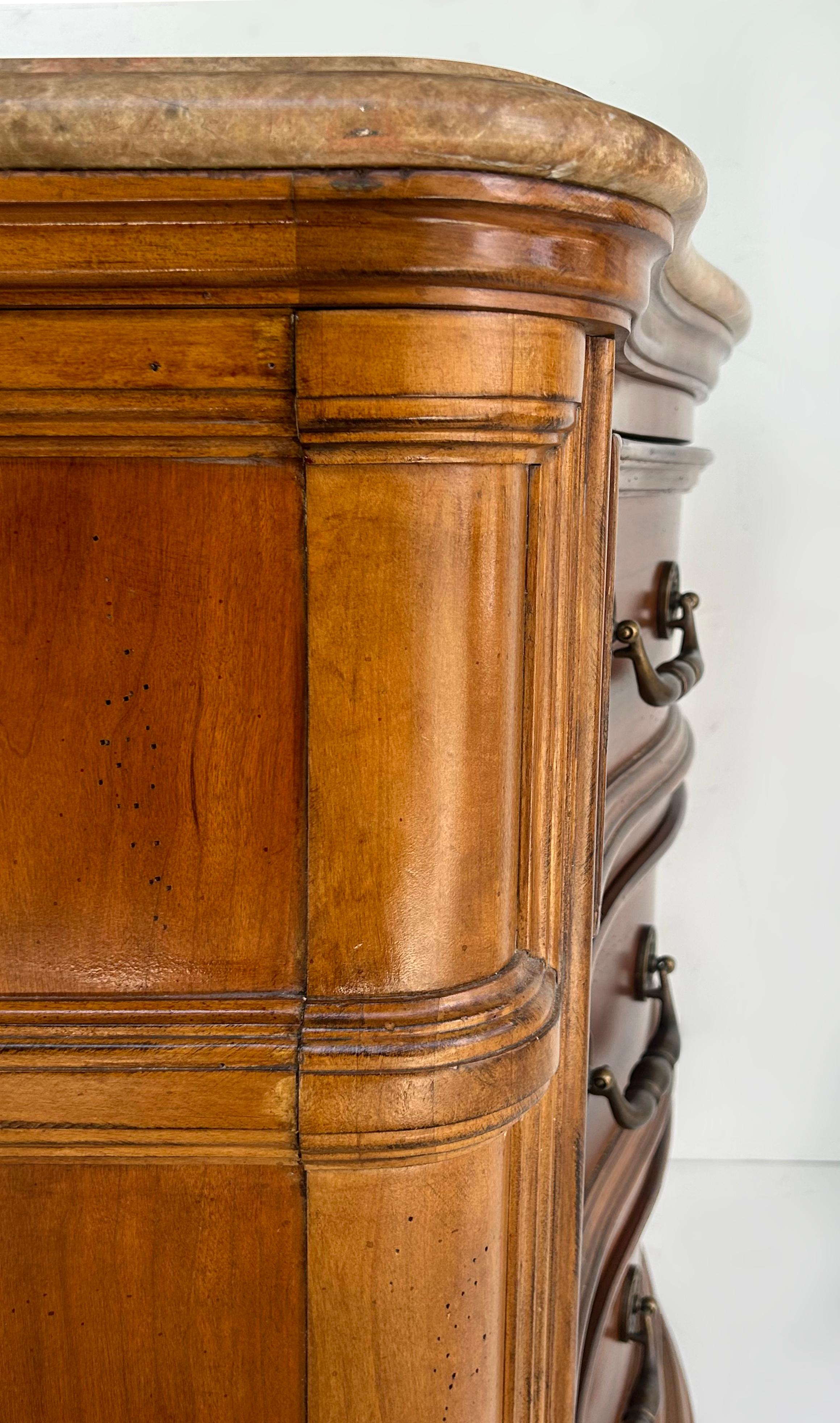 XX secolo Comò con piano in marmo di Bernhardt Comò notturno con ferramenta in ottone in vendita