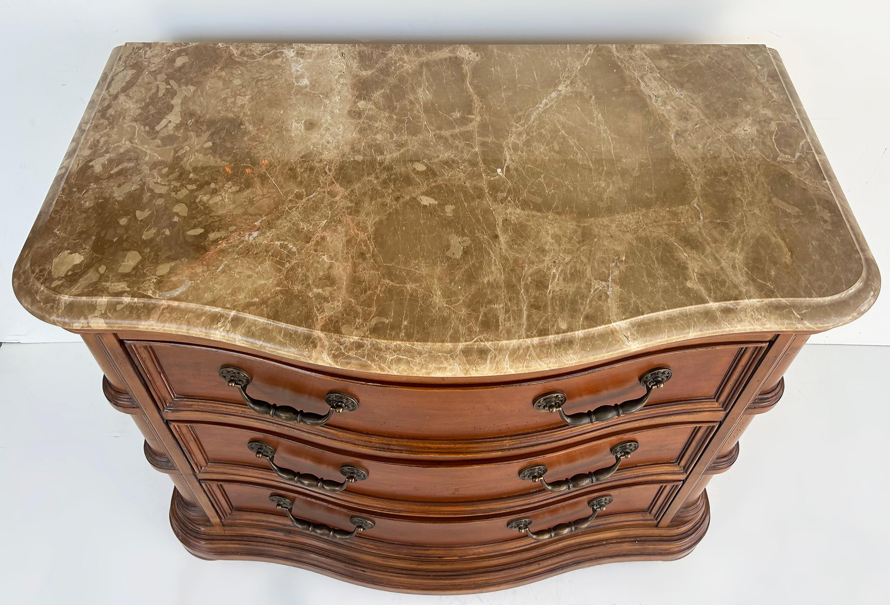 Ottone Comò con piano in marmo di Bernhardt Comò notturno con ferramenta in ottone in vendita