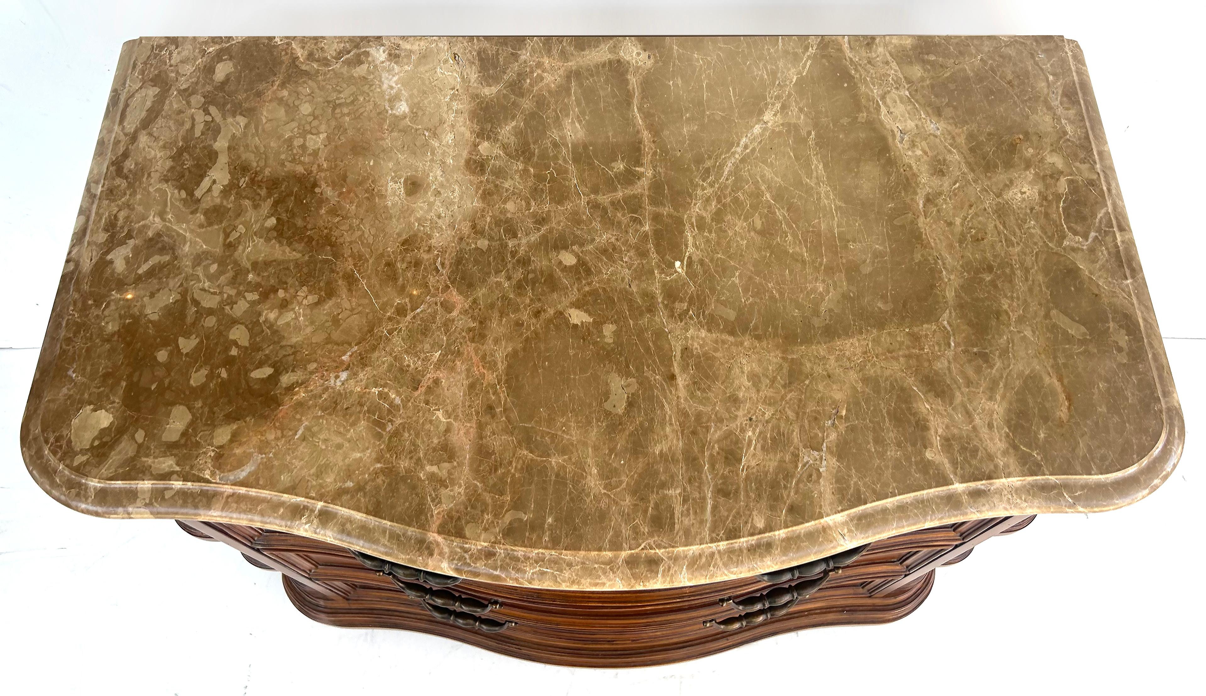 Comò con piano in marmo di Bernhardt Comò notturno con ferramenta in ottone in vendita 1