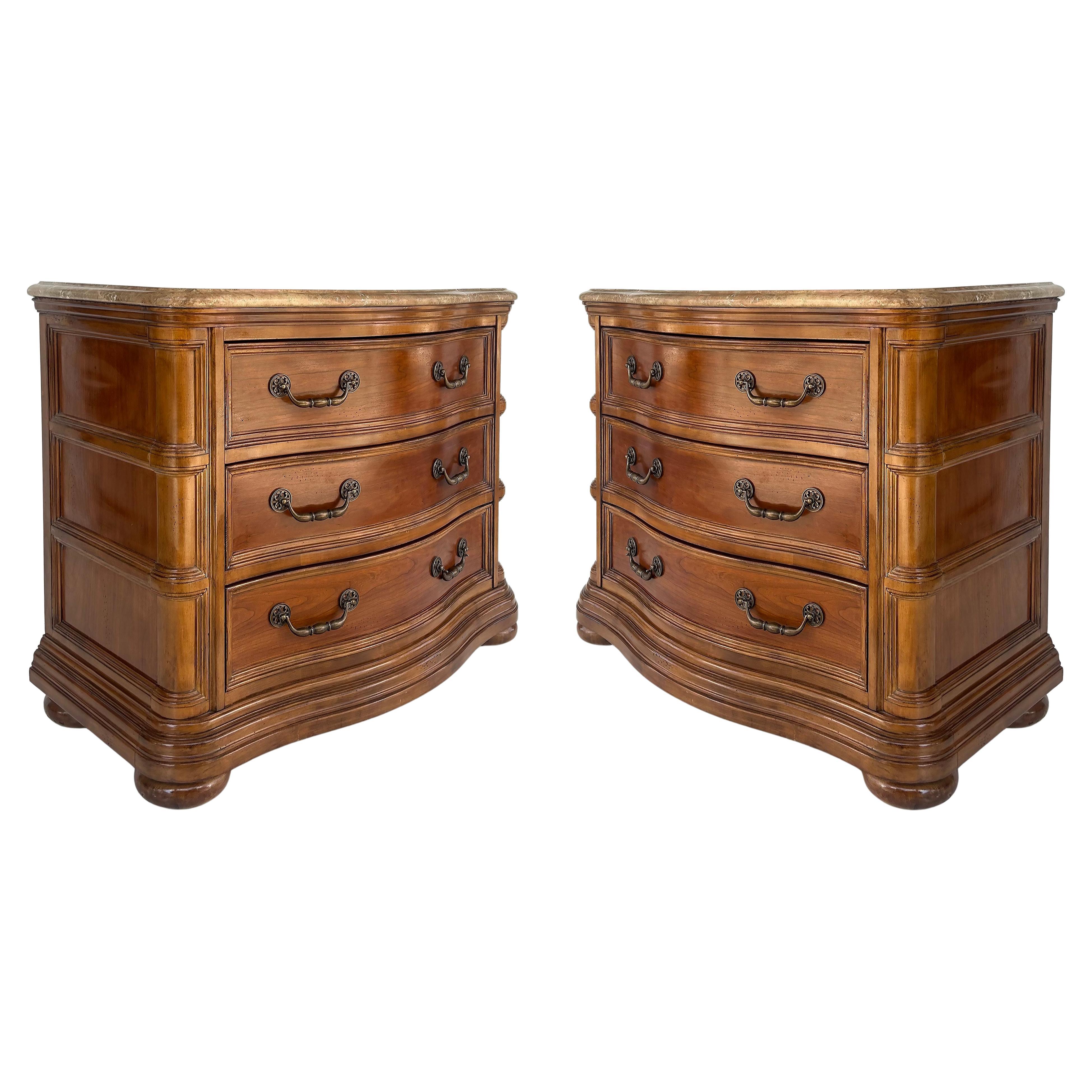 Comò con piano in marmo di Bernhardt Comò notturno con ferramenta in ottone in vendita