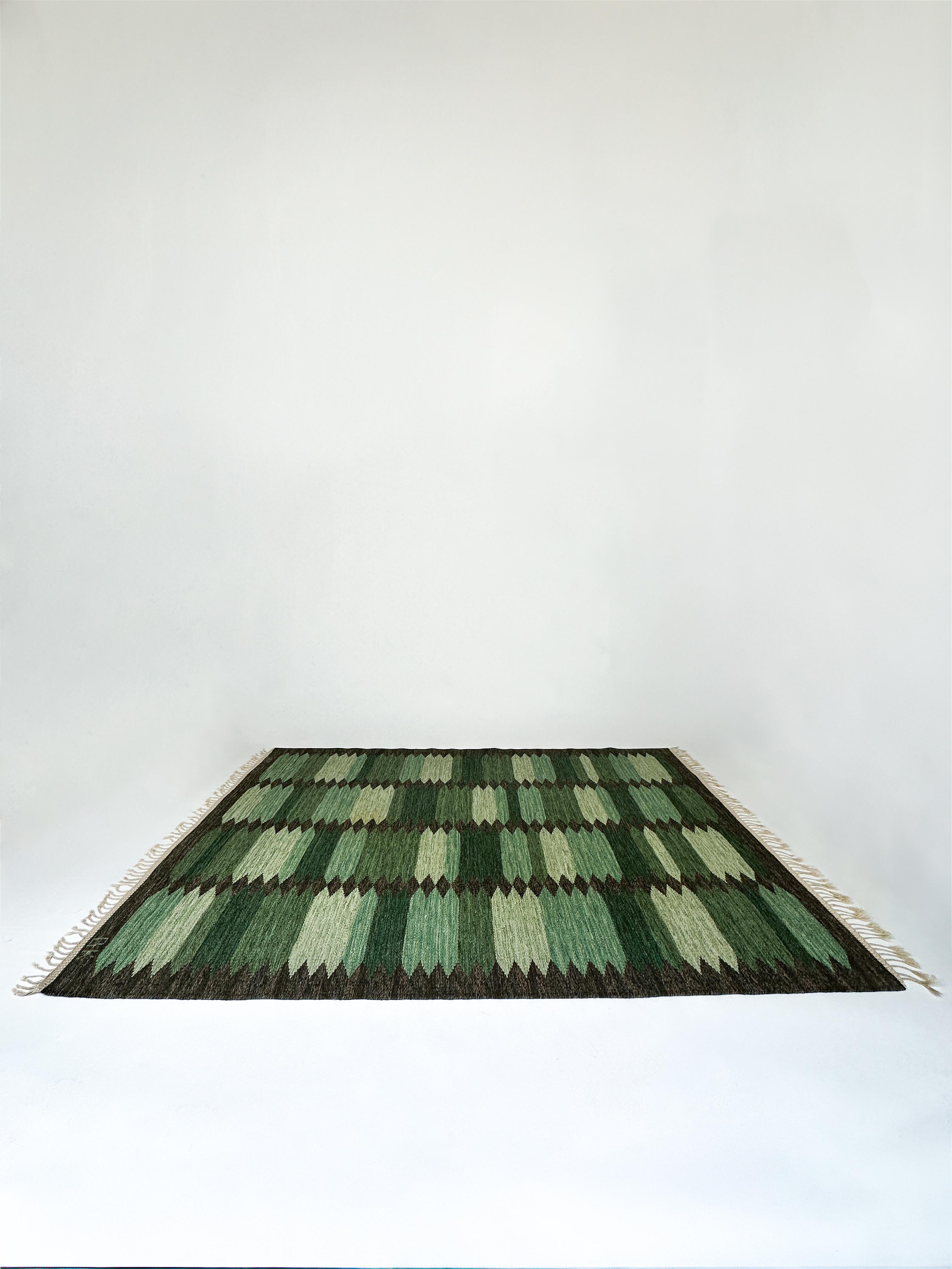 Preciosa y rara alfombra Berit Koenig Woelfer de tejido plano, tejida a mano en Suecia por Svensk Hemslöjd -la sociedad sueca de arte y artesanía- en la década de 1960.

100 % lana virgen sobre lino. Firmado con las iniciales del artista y las
