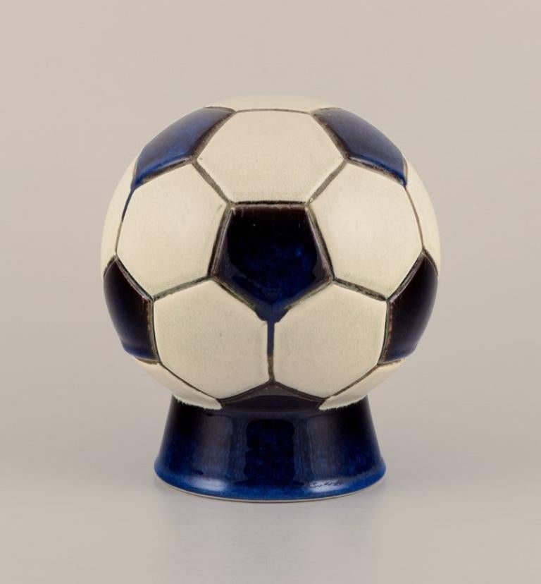 Berit Sundell, Gustavsberg Horloge de table en céramique en forme de boule de soccer Excellent état - En vente à Copenhagen, DK