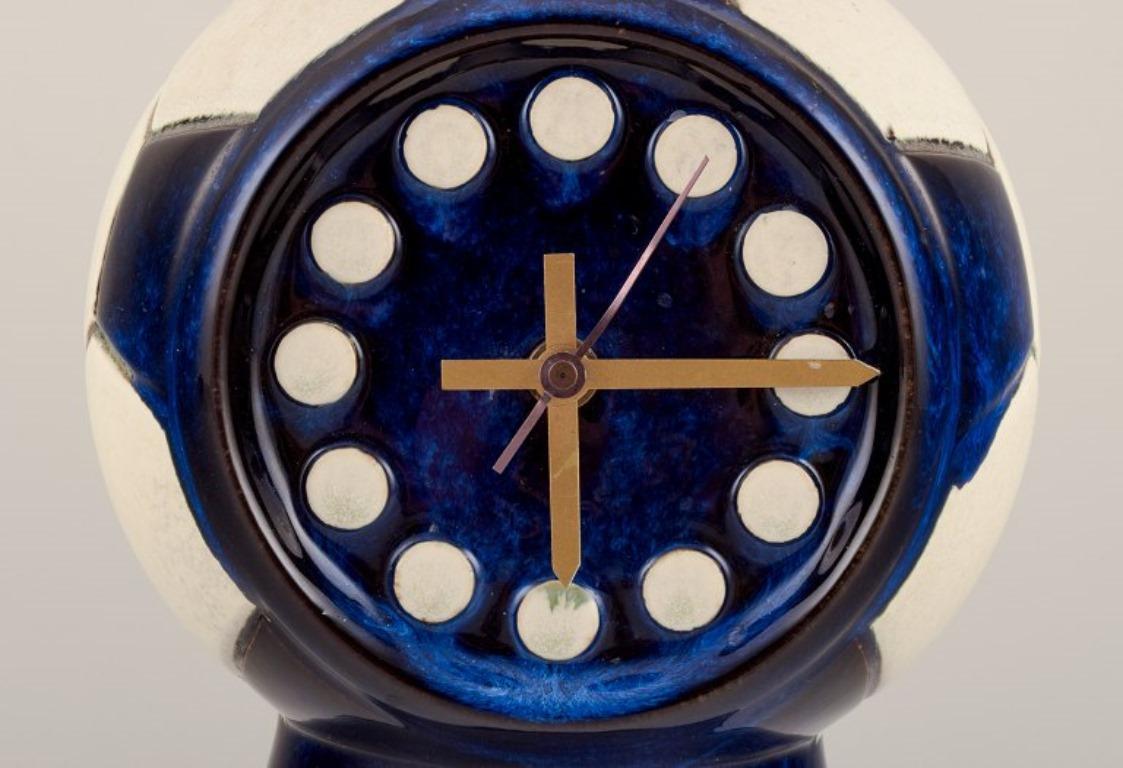 Fin du 20e siècle Berit Sundell, Gustavsberg Horloge de table en céramique en forme de boule de soccer en vente
